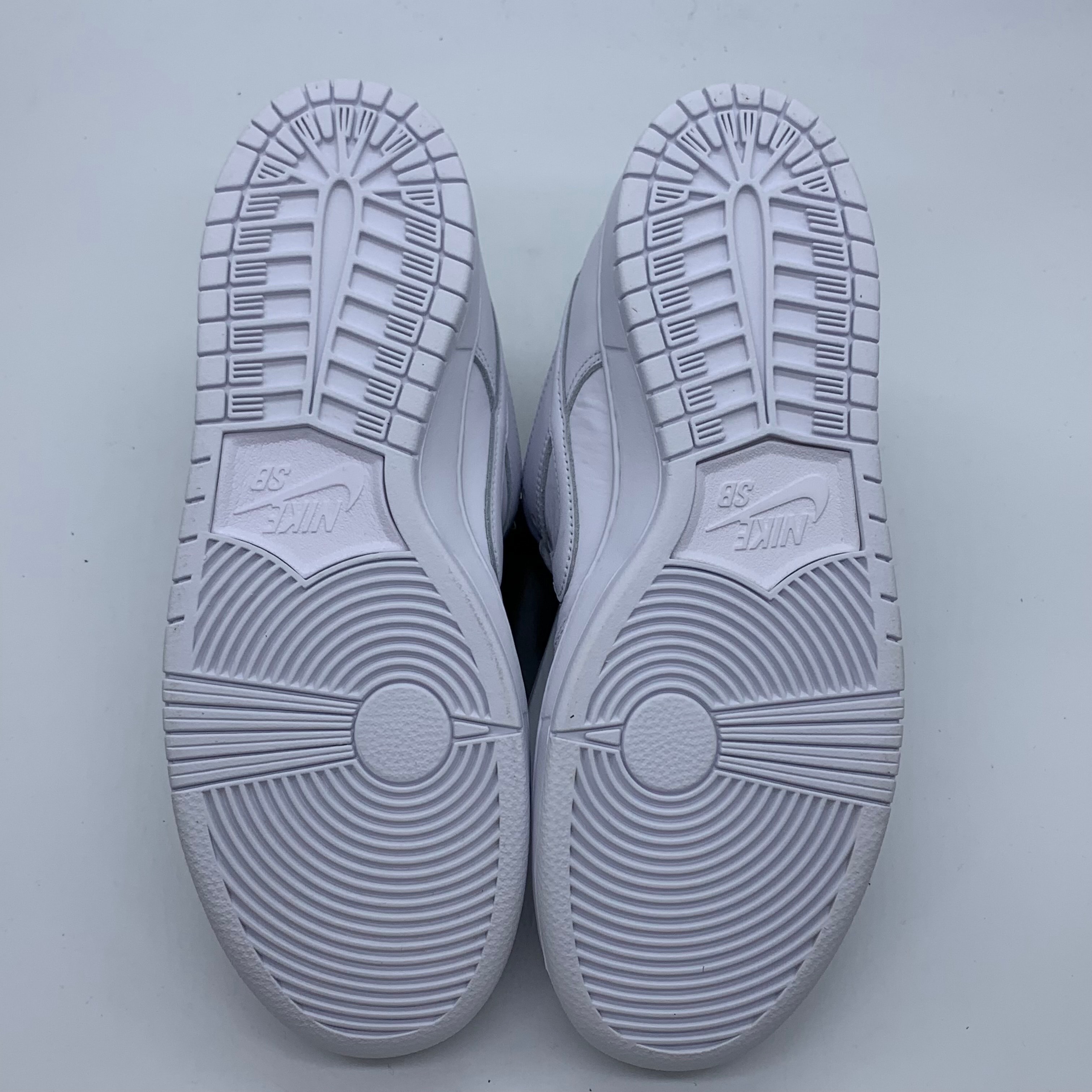 Nike SB Dunk Low Pro ISO "Triple White"