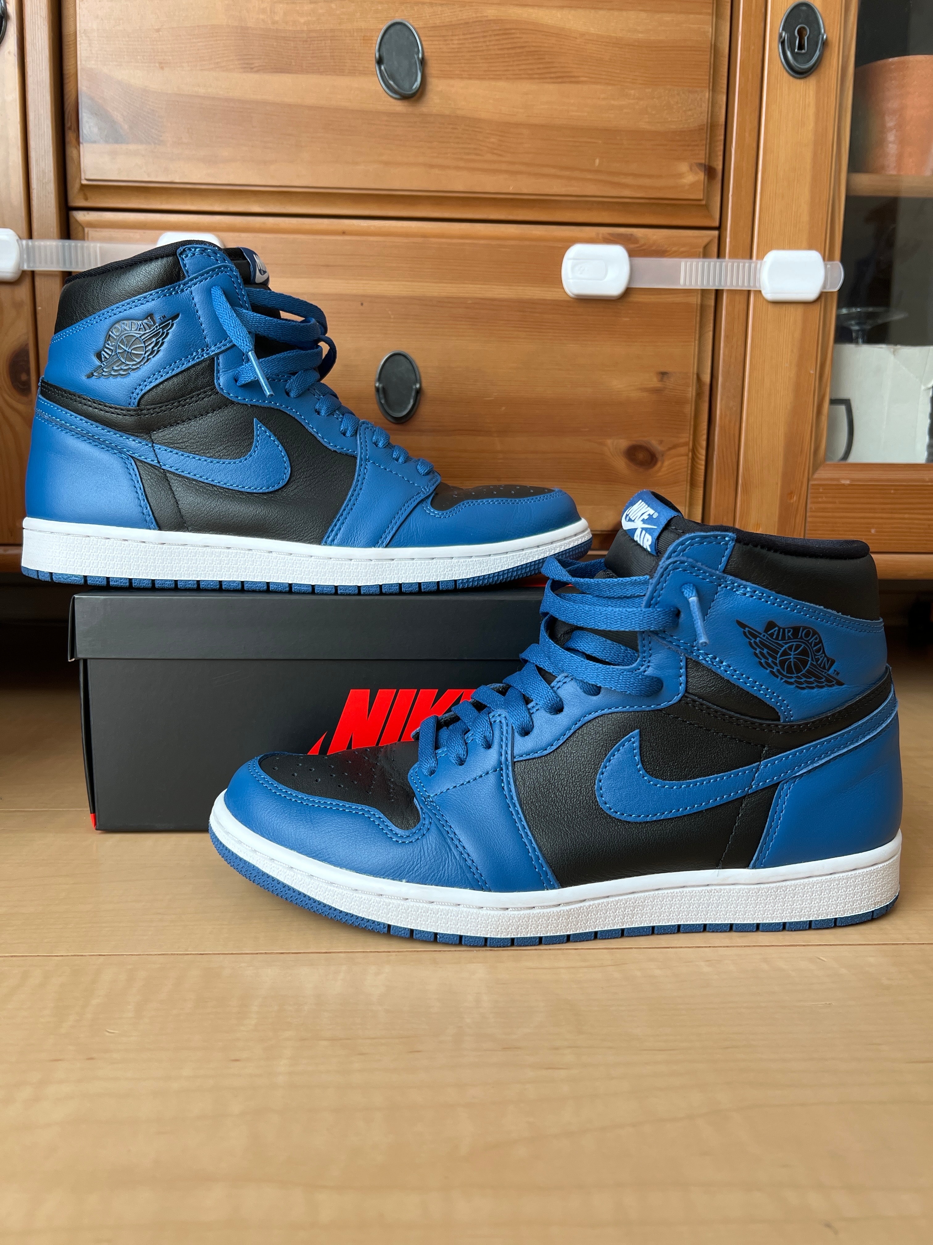 Nike Air Jordan 1 Retro High OG "Dark Marina Blue"