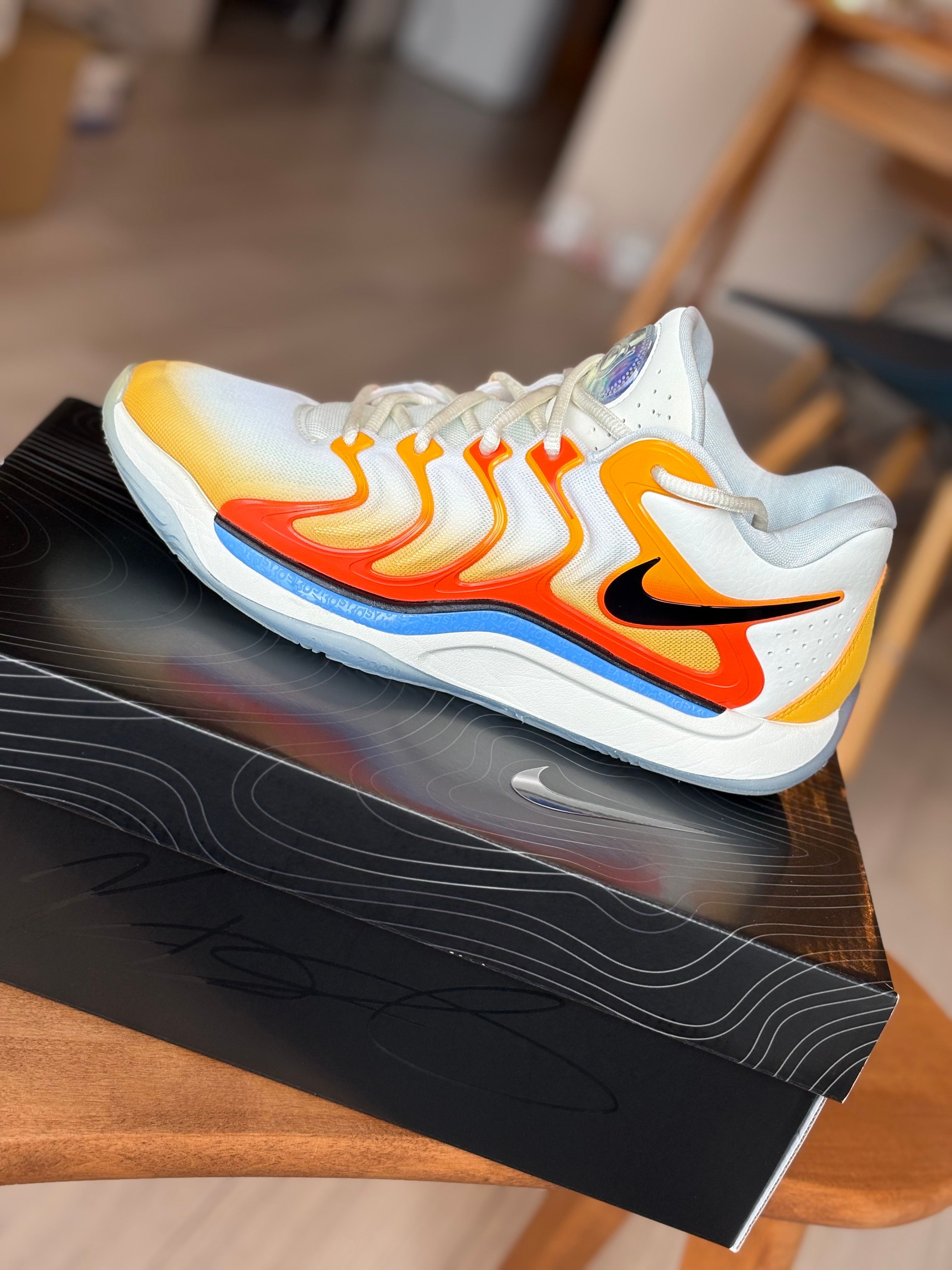 ナイキ ケビン デュラント17 "ユニバーシティゴールド/セーフティオレンジ/ユニバーシティブルー/ブラック"