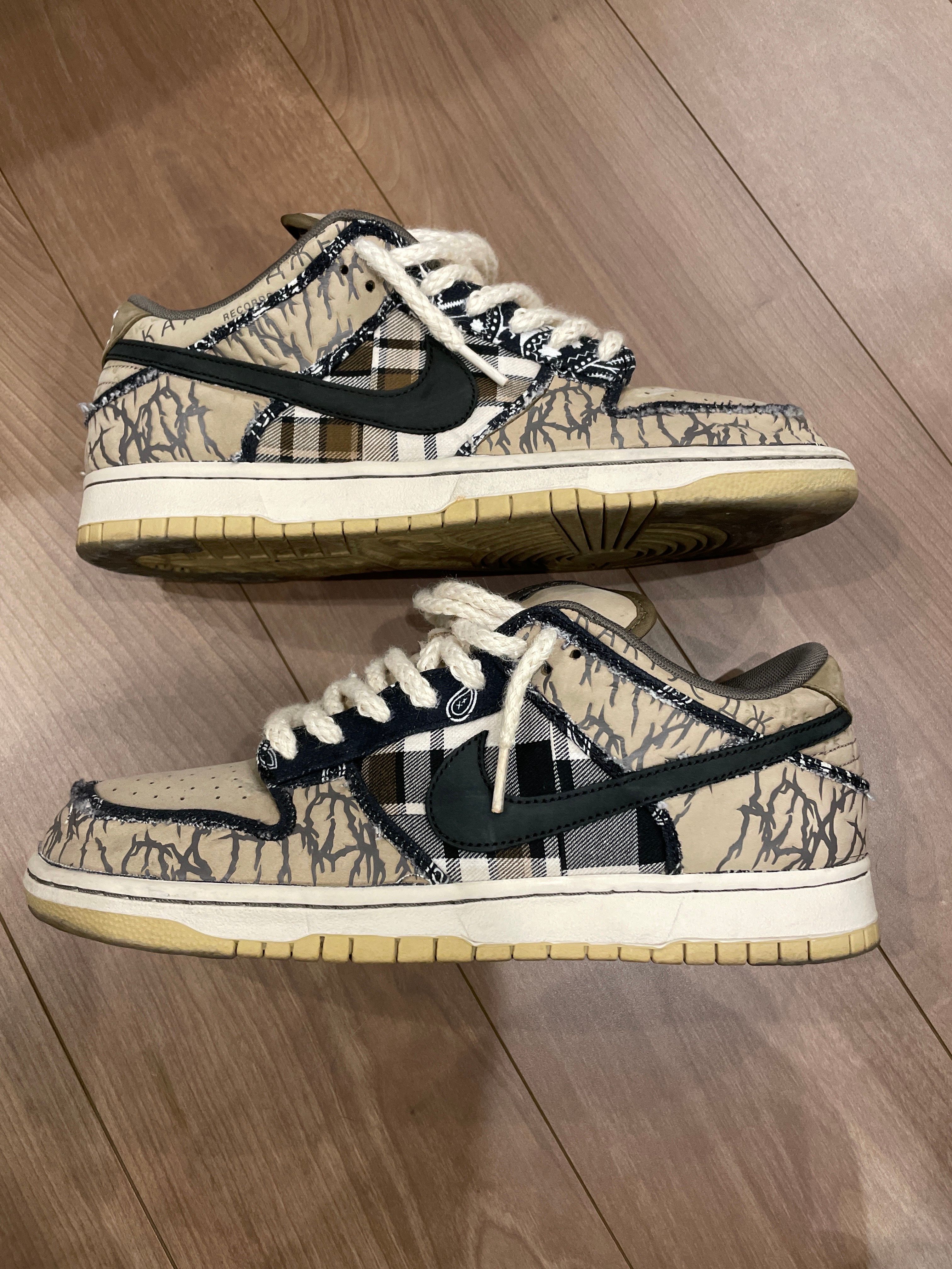 Travis Scott × Nike SB Dunk Low "Black/Parachute Beige"