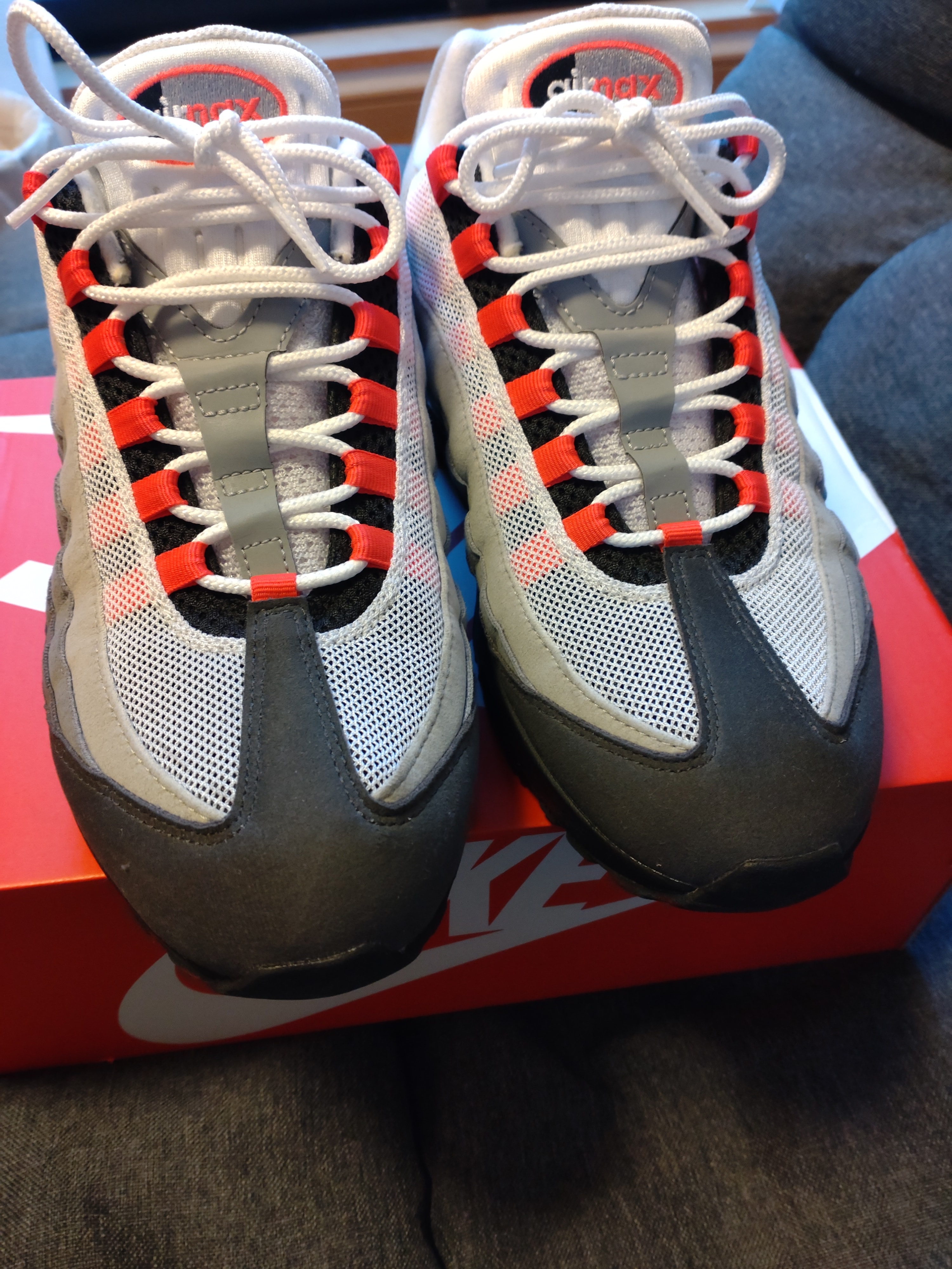 ナイキ エアマックス95 OG ビッグバブル "ミディアムアッシュ/ソーラーレッド"