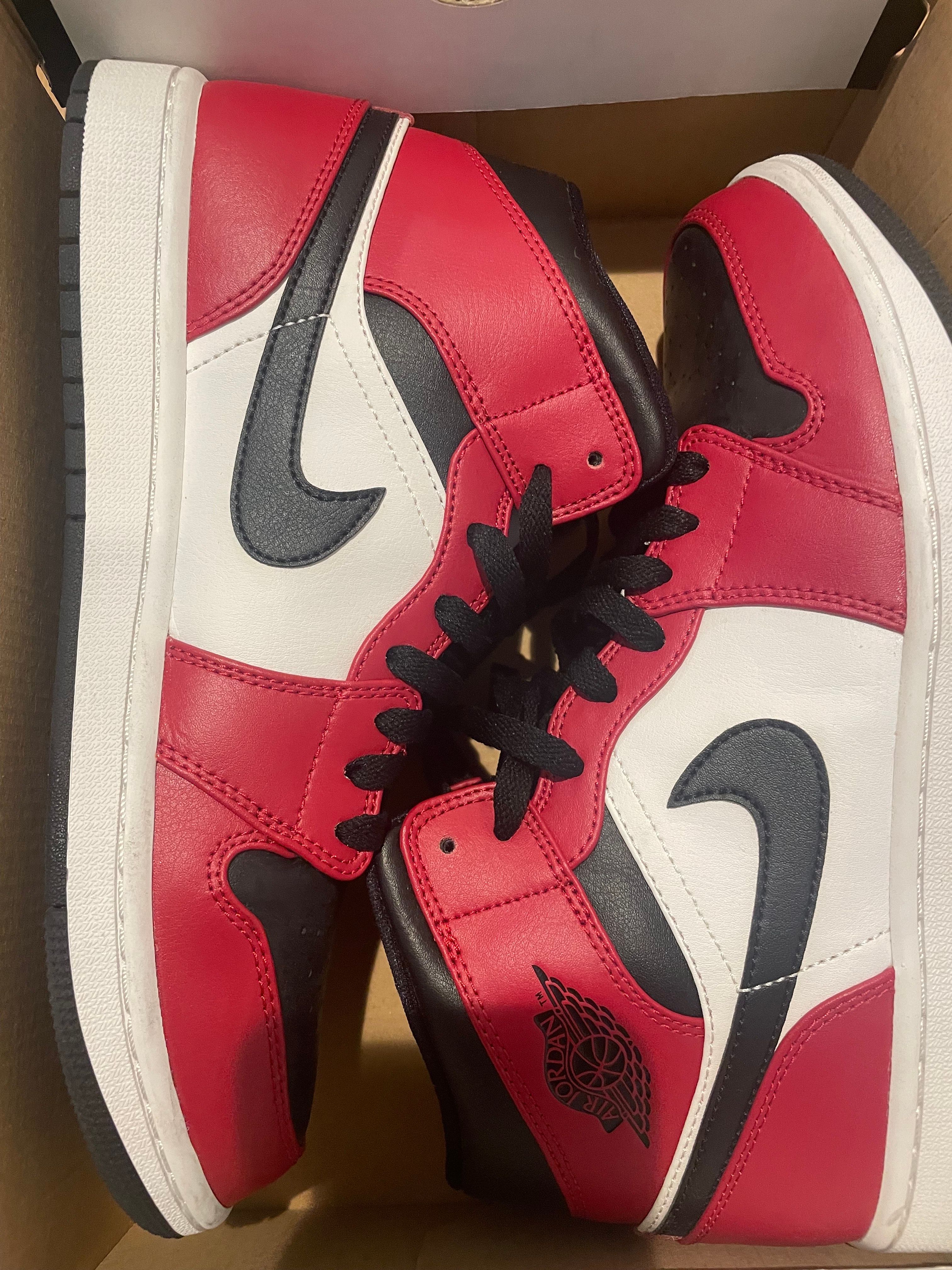Nike Air Jordan 1 Mid "Chicago Black Toe"