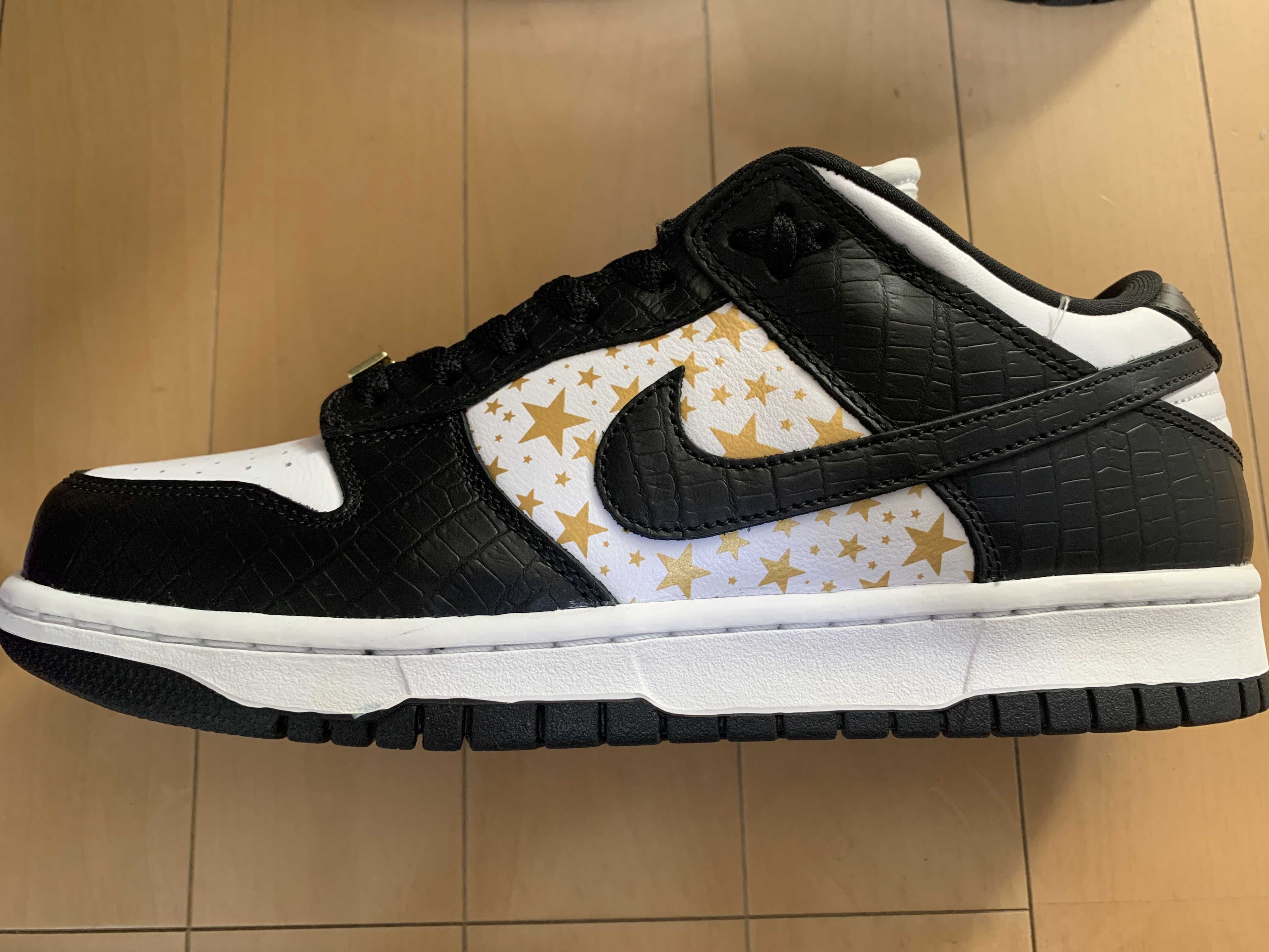Supreme × Nike SB Dunk Low OG QS Gold Stars "White/Black"