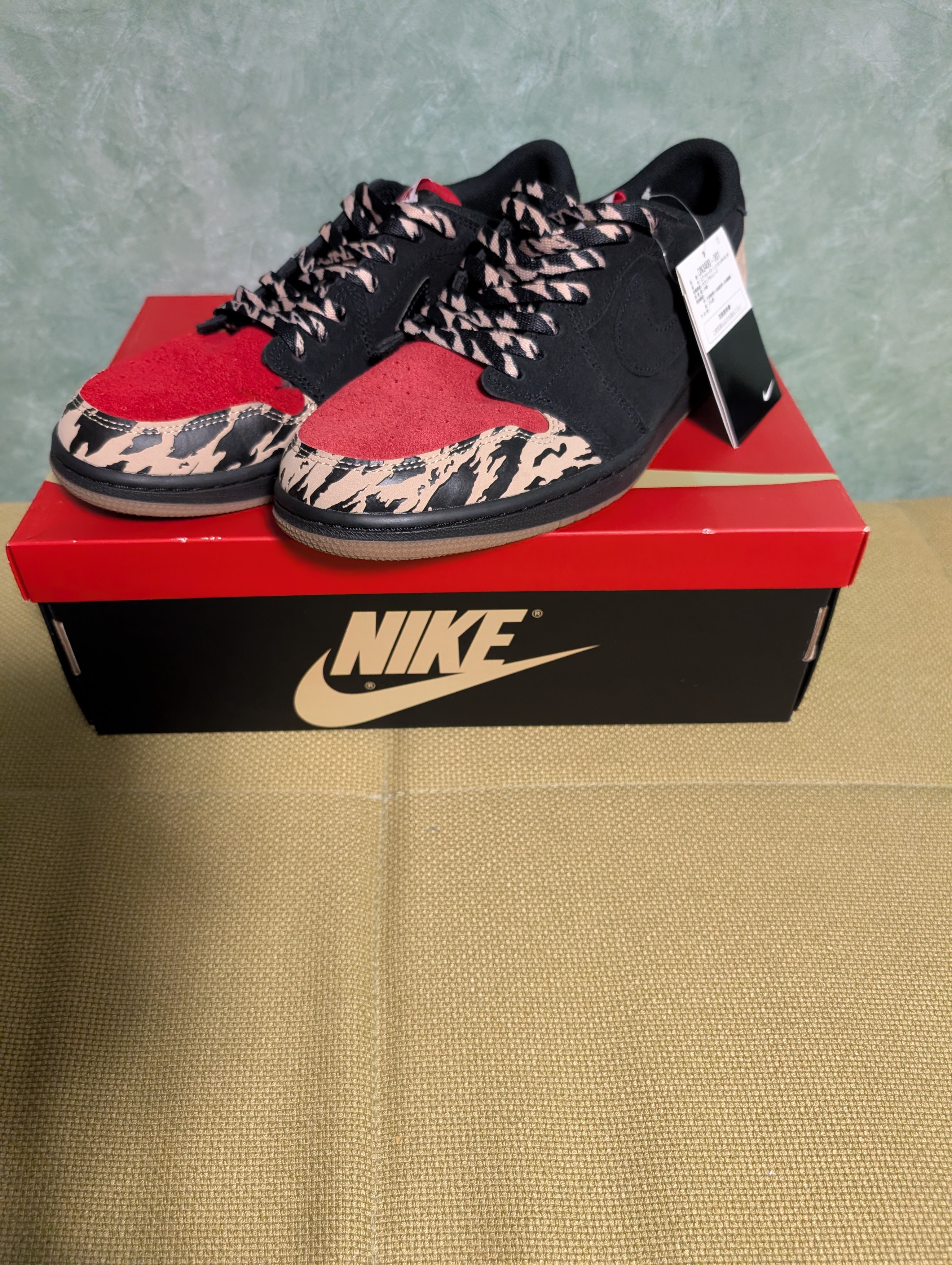 ソールフライ×ナイキ エアジョーダン1 ロー ブラックアンドスポーツレッド ソールフライ×ナイキ エアジョーダン1 ロー ブラック アンド スポーツ