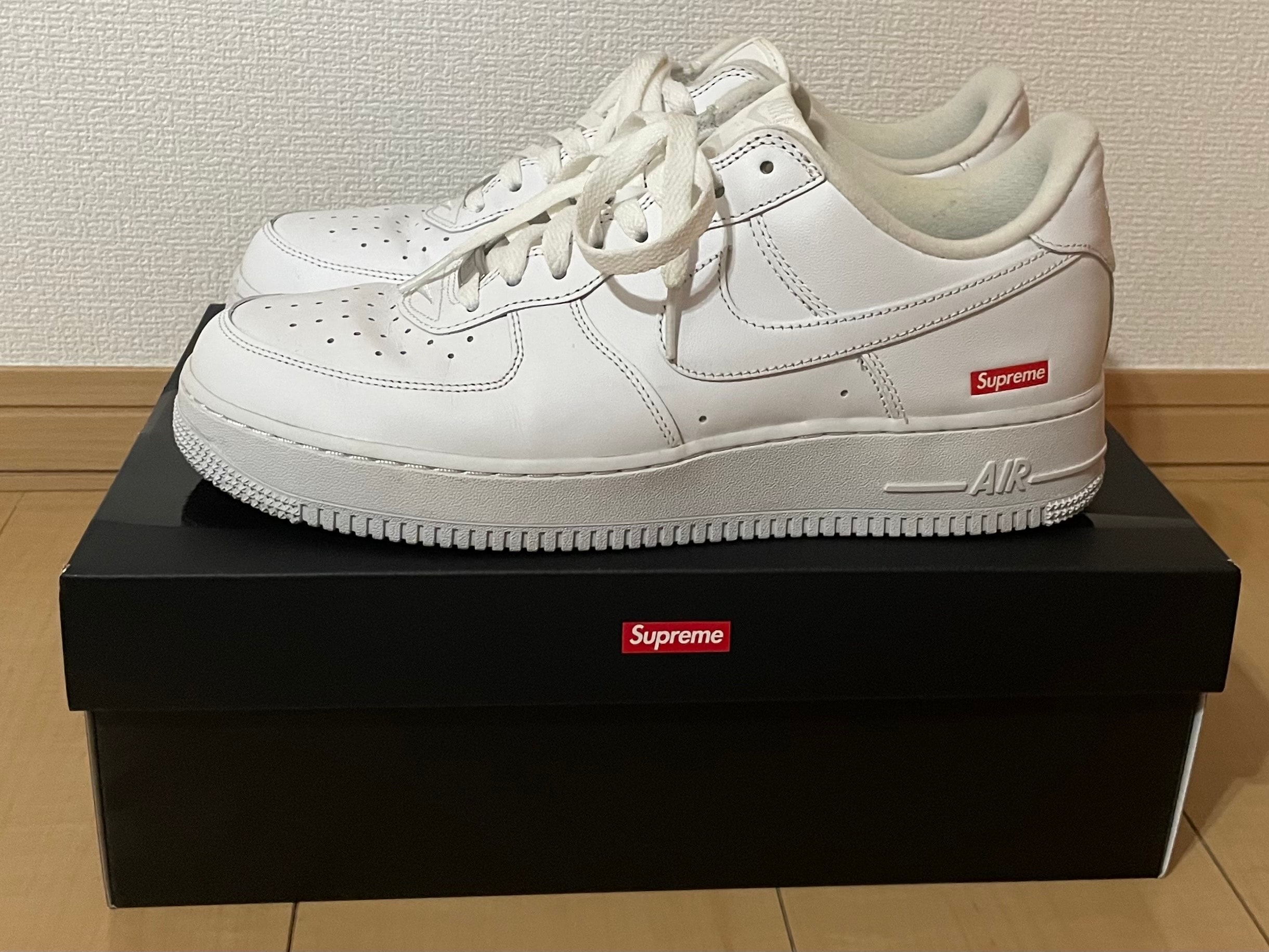 シュプリーム × ナイキ エアフォース1 ロー "ホワイト"