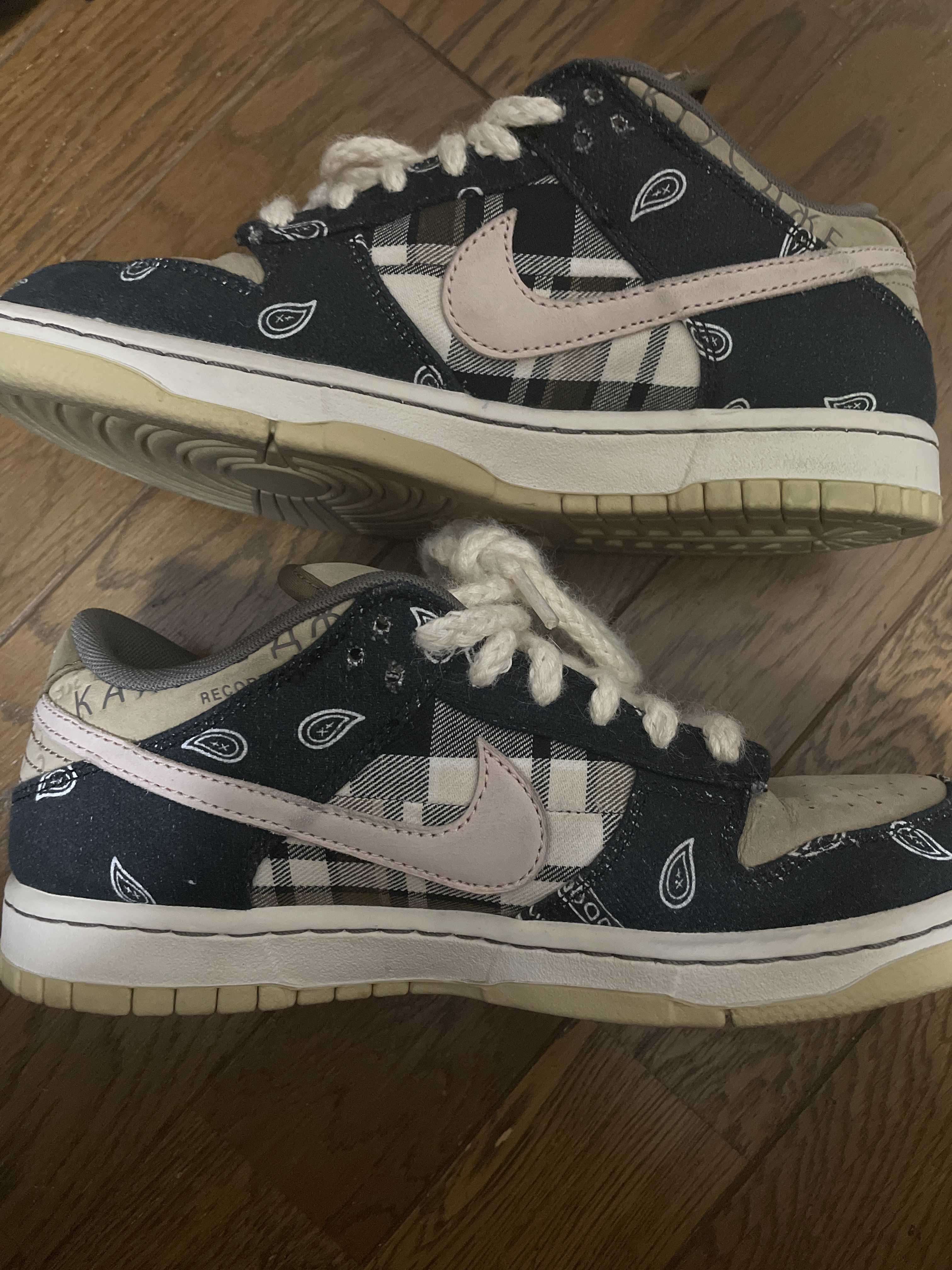 Travis Scott × Nike SB Dunk Low "Black/Parachute Beige"