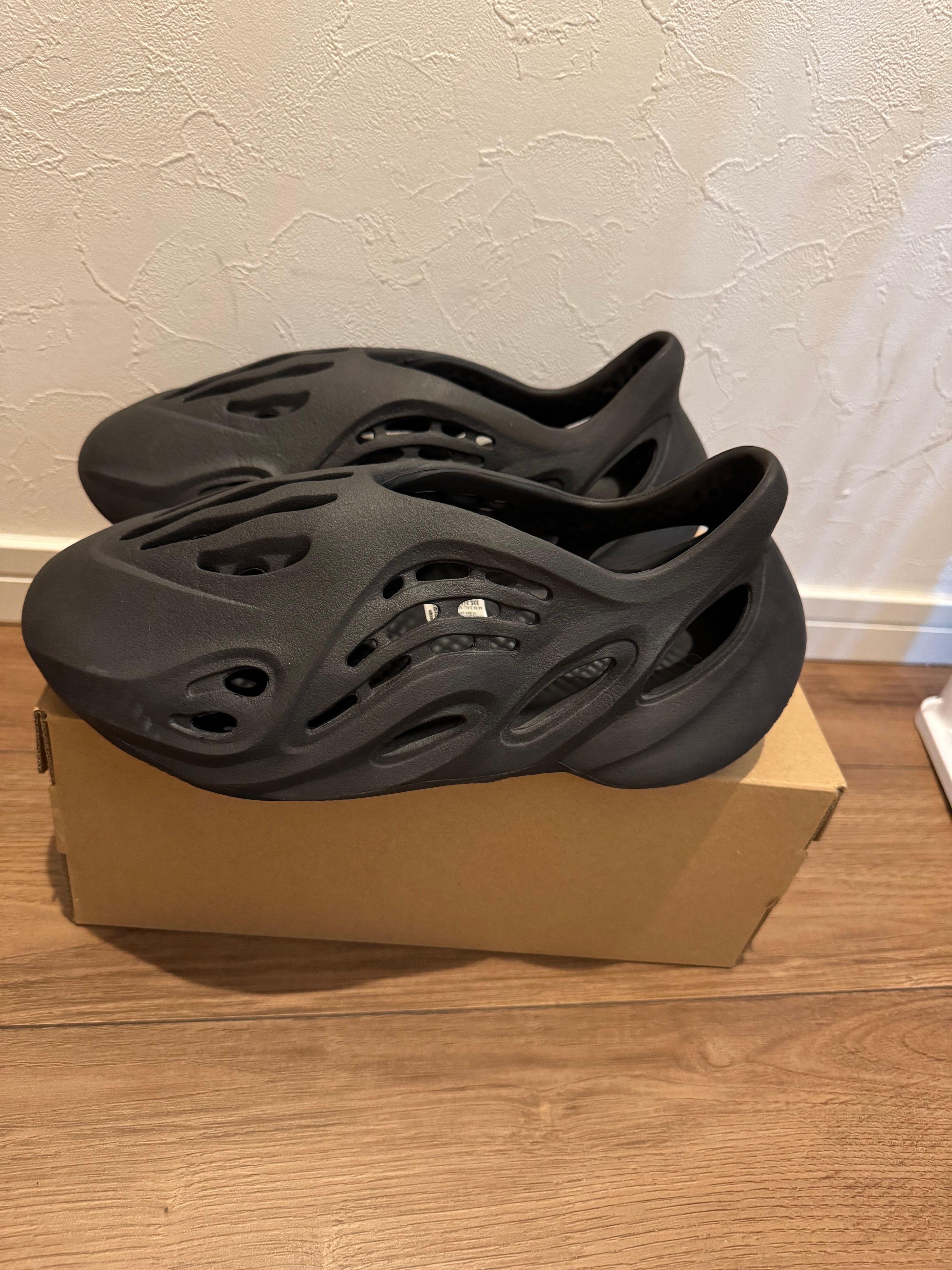 イージフォームランナー Yeezy Foam Runner(イージー フォームランナー) 人気の新作/中古