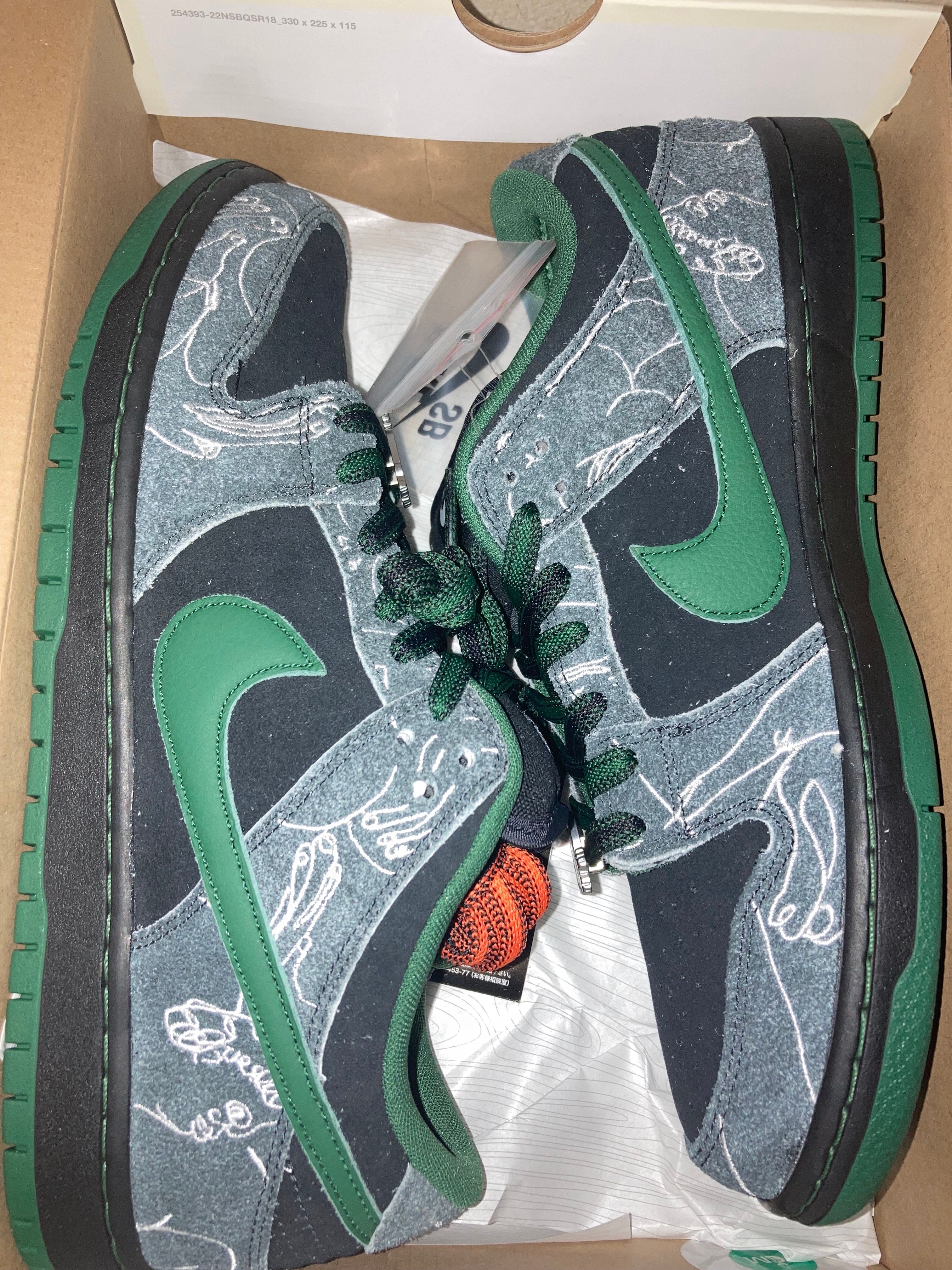 There Skateboards × Nike SB Dunk Low Pro "Anthracite and Gorge Green"