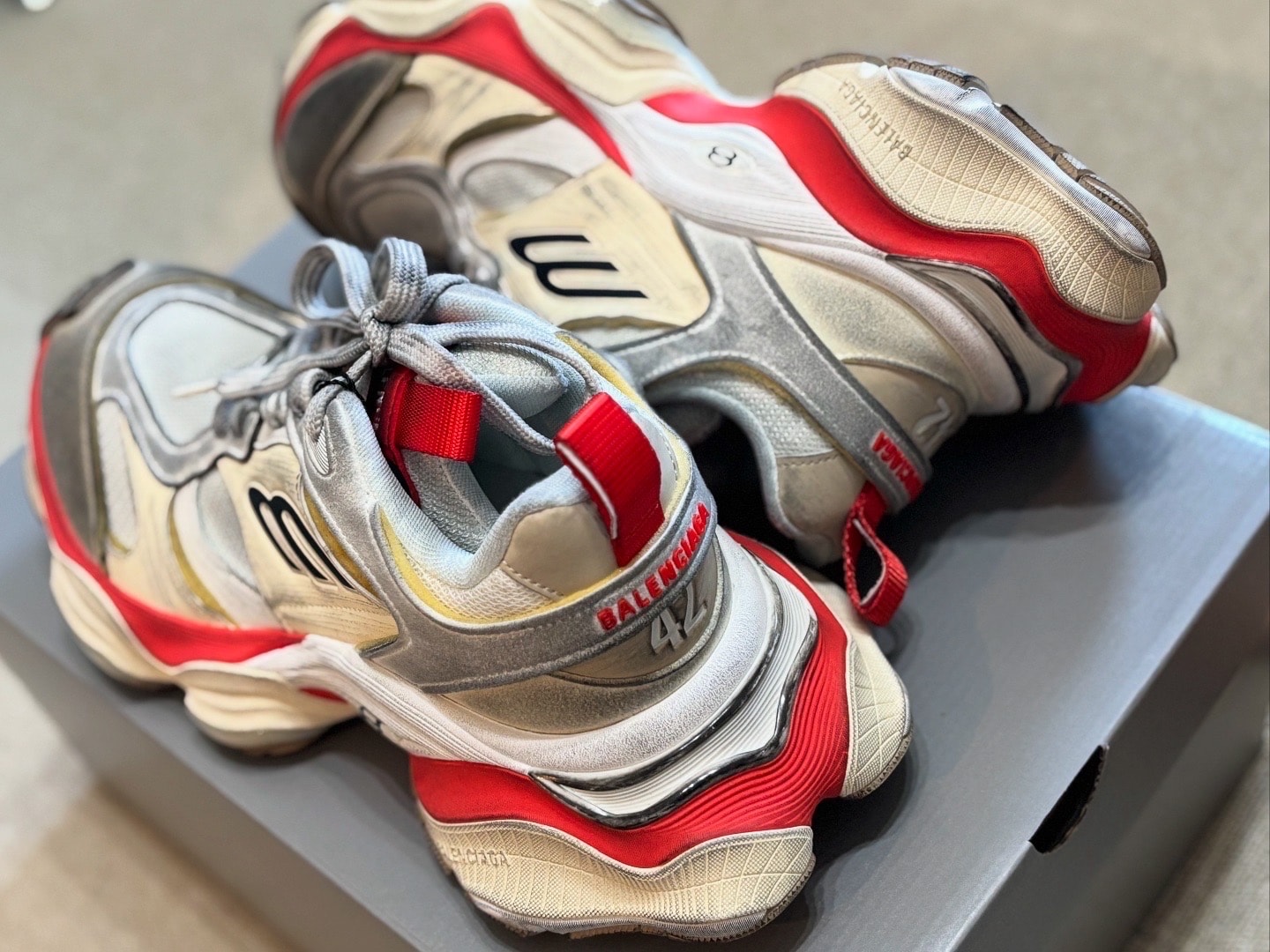 バレンシアガ カーゴ スニーカー "ベージュ/グレー/レッド"