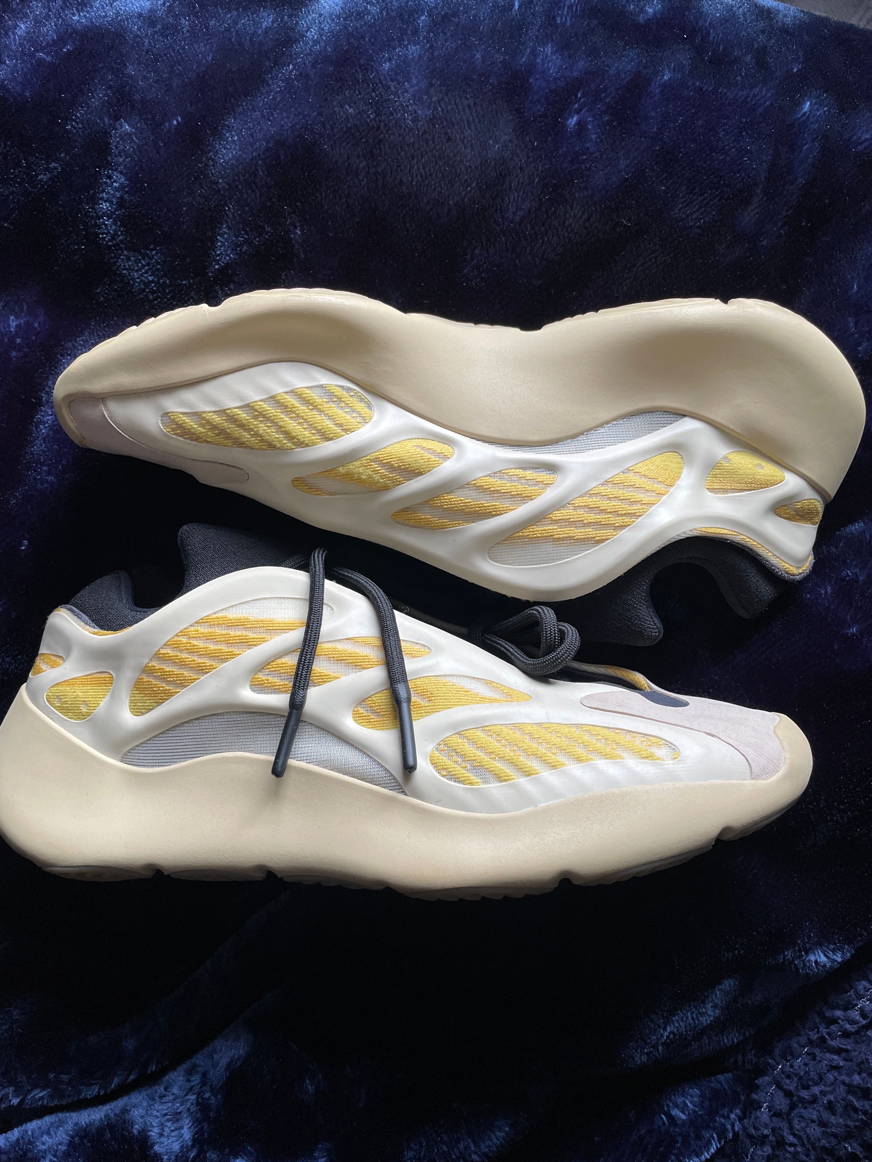 adidas YEEZY 700 V3 "Safflower"