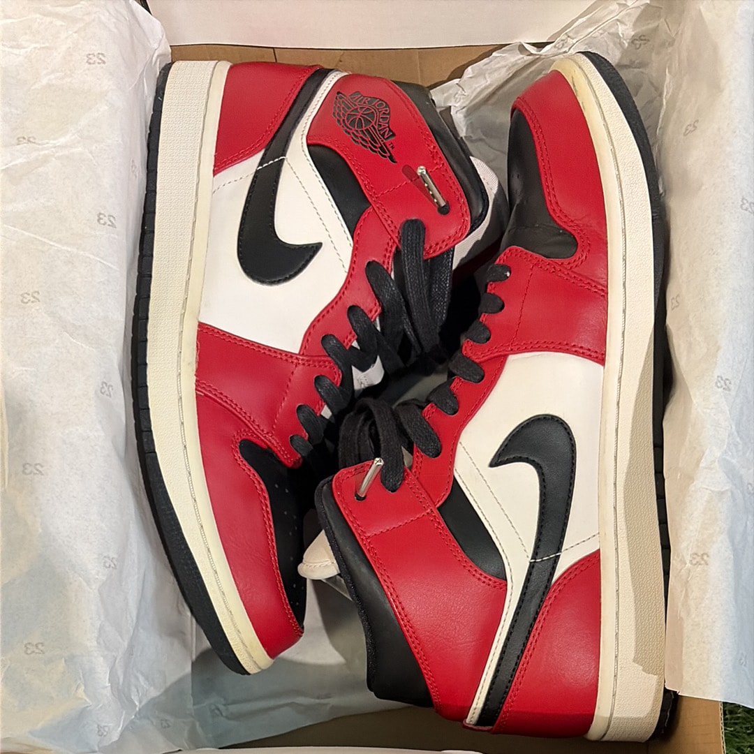 Nike Air Jordan 1 Mid "Chicago Black Toe"