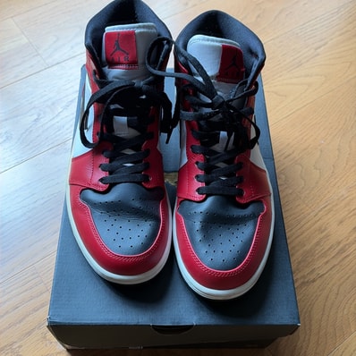 Nike Air Jordan 1 Mid "Chicago Black Toe"