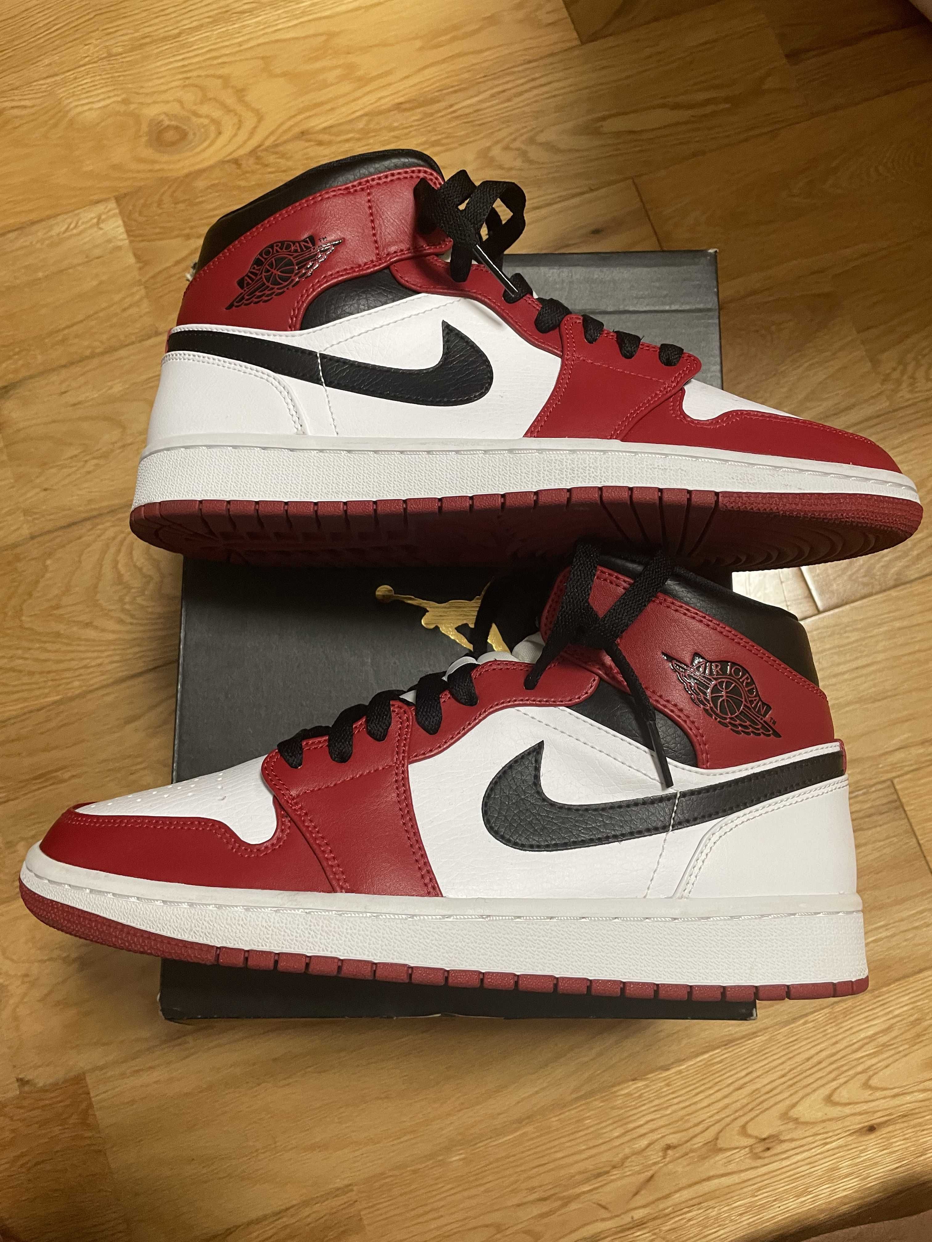 Nike Air Jordan 1 Mid "Chicago"