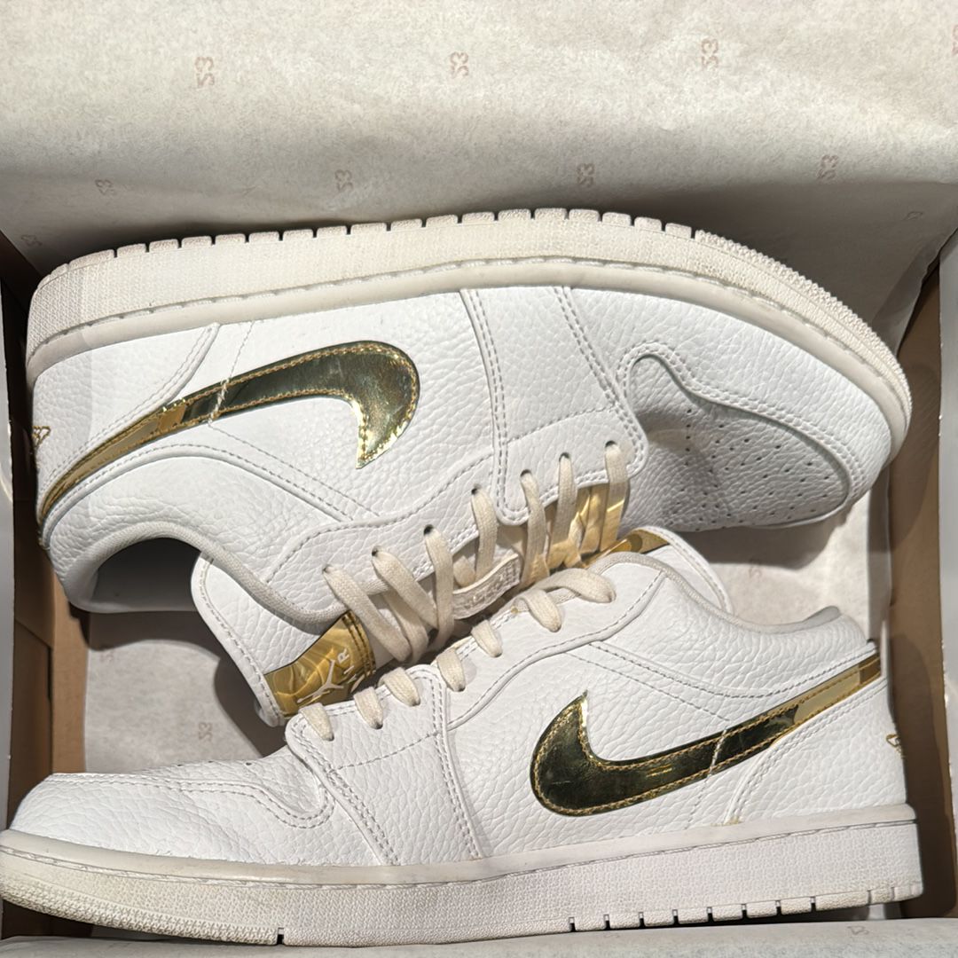 NIKE Women's AIR JORDAN 1 LOW SE "WHITE/GOLD"