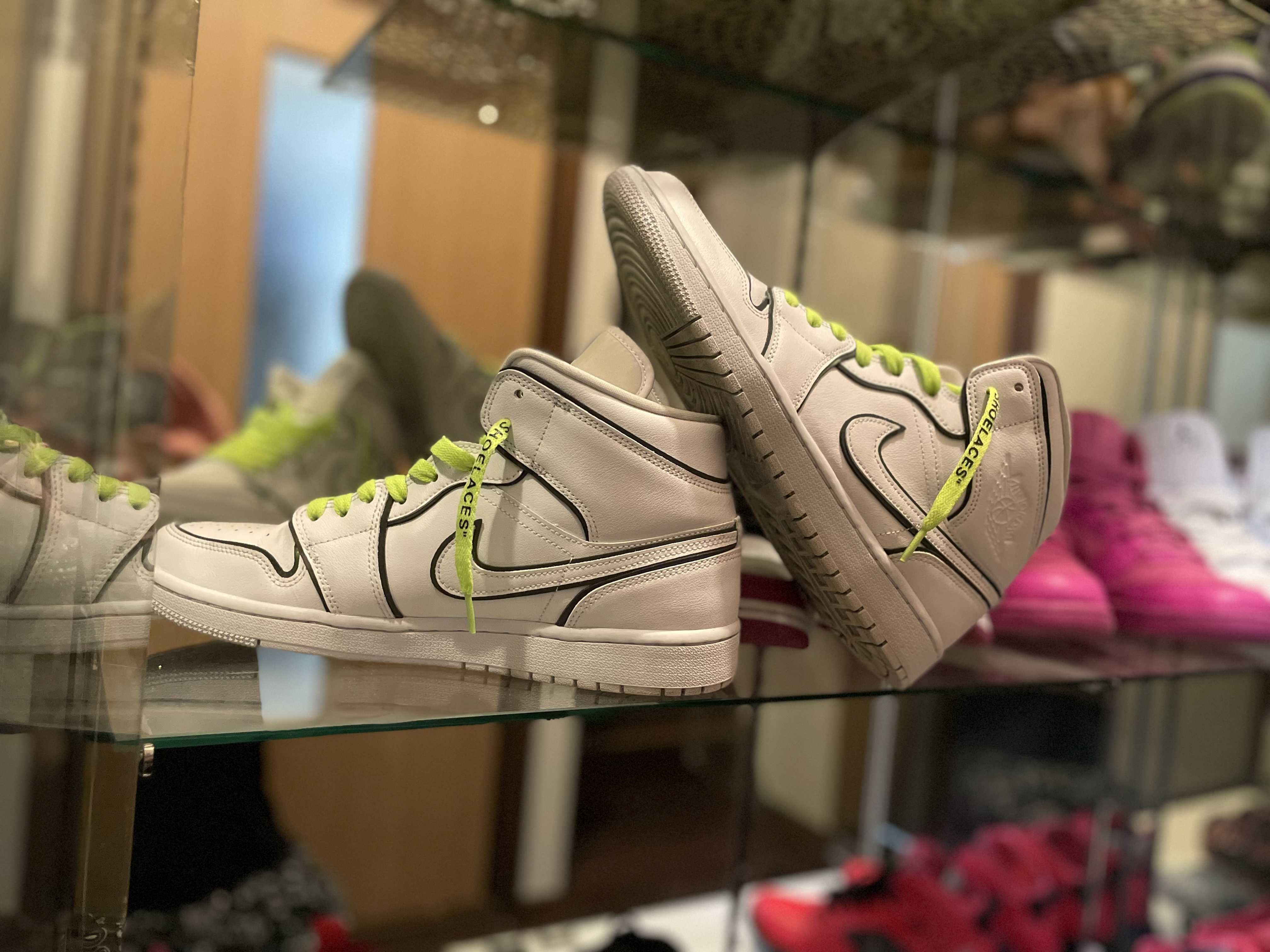 NIKE Women's AIR JORDAN 1 MID "WHITE/BLACK"