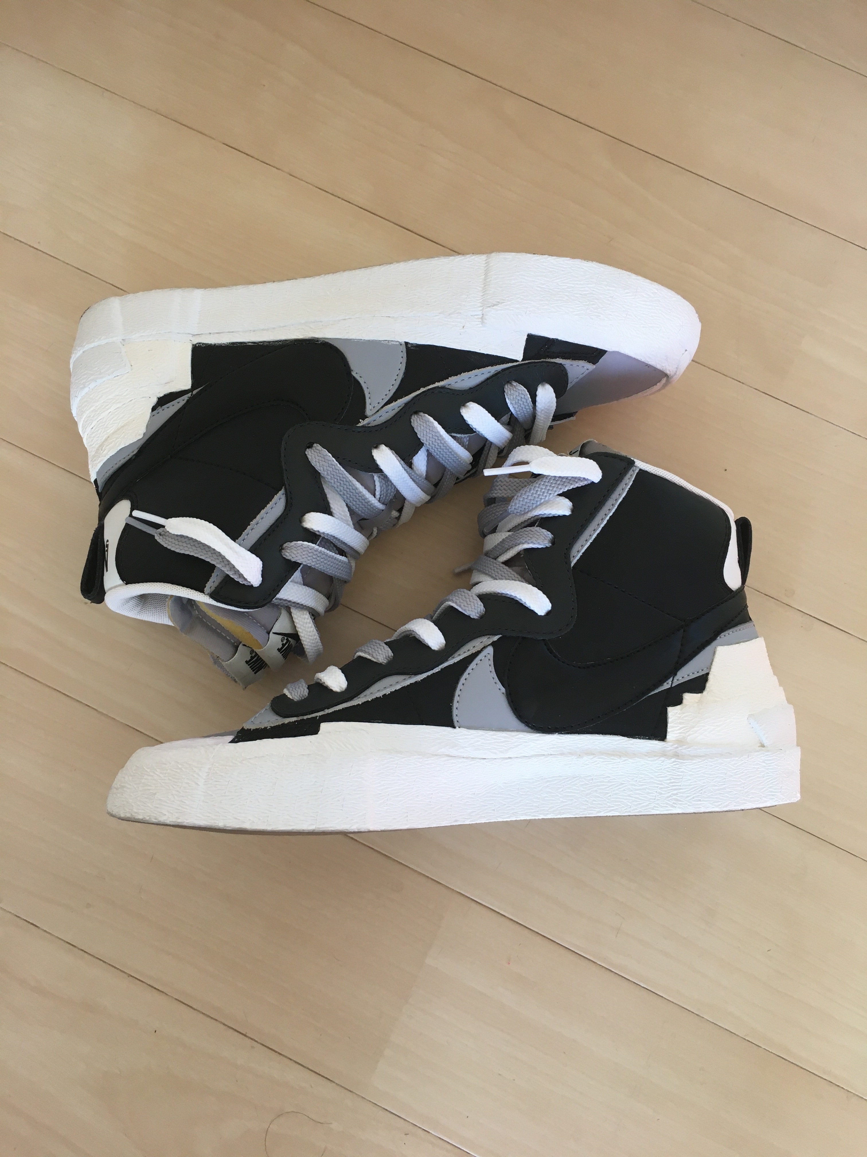 sacai × NIKE BLAZER MID "BLACK/WOLF GREY/WHITE"