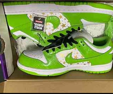 Supreme × Nike SB Dunk Low OG QS Gold Stars "White/Mean Green"