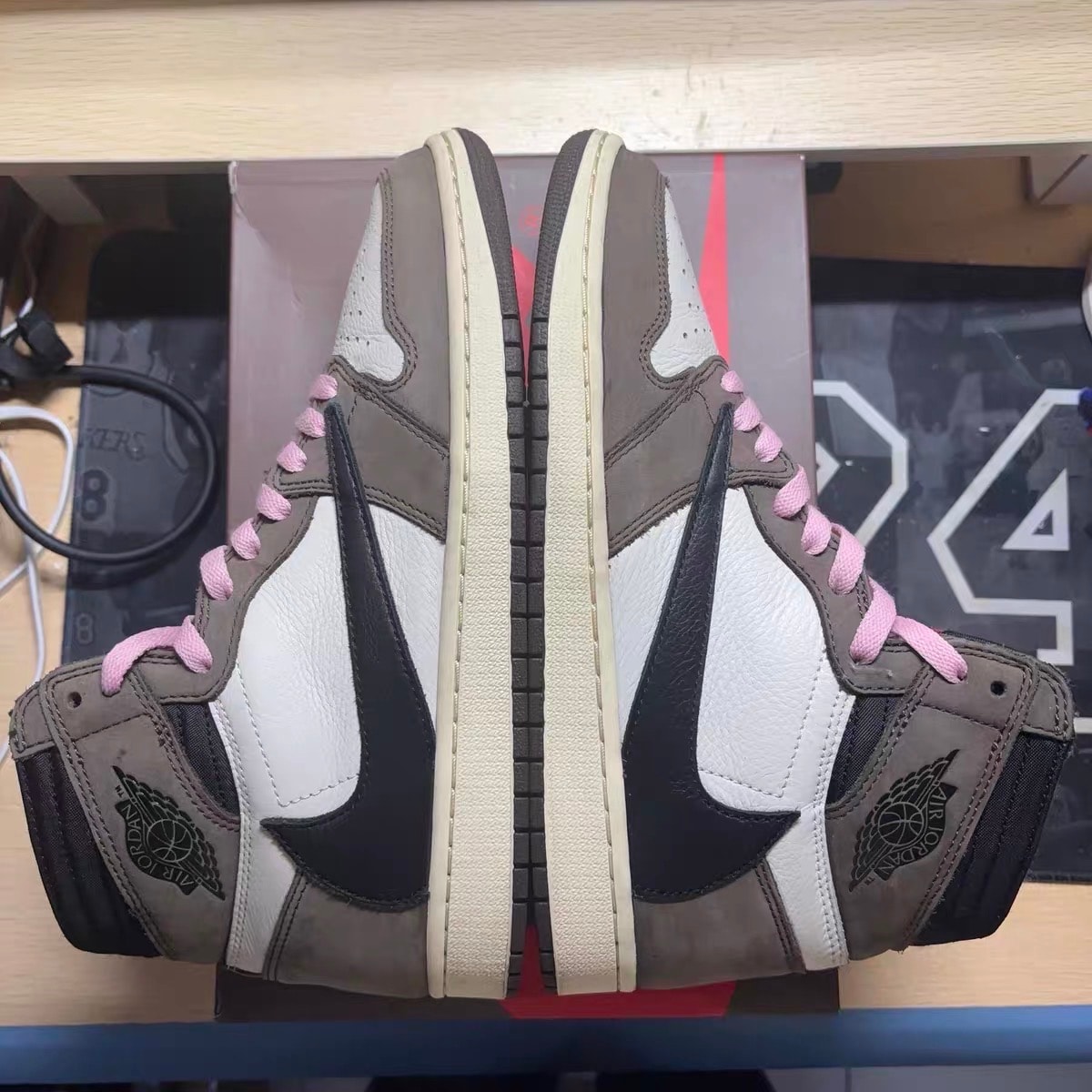 トラヴィススコット × ナイキ エアジョーダン1 レトロ ハイ OG TS SP "セイル/ダークモカ"