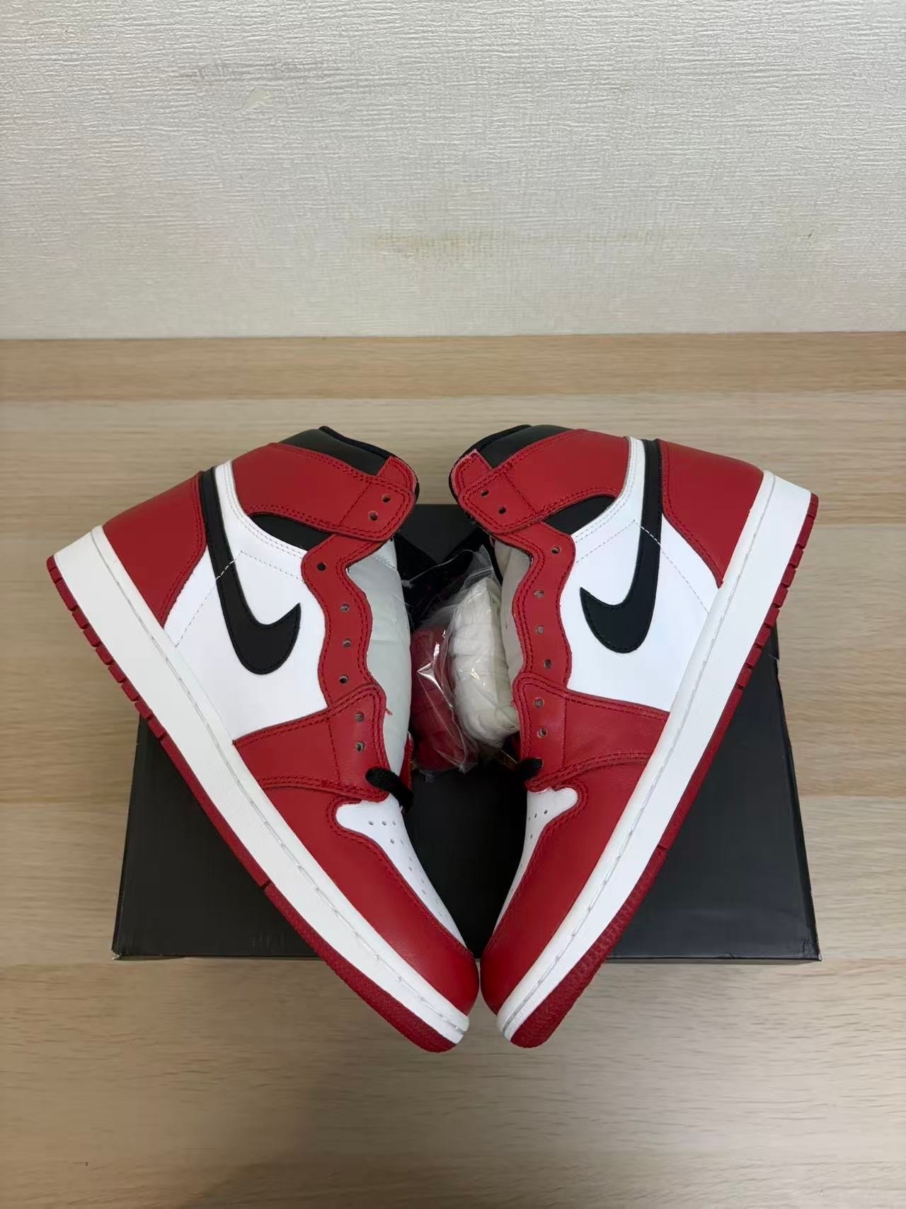Nike Air Jordan 1 Retro High "Chicago" (2015)