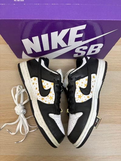 Supreme × Nike SB Dunk Low OG QS Gold Stars "White/Black"
