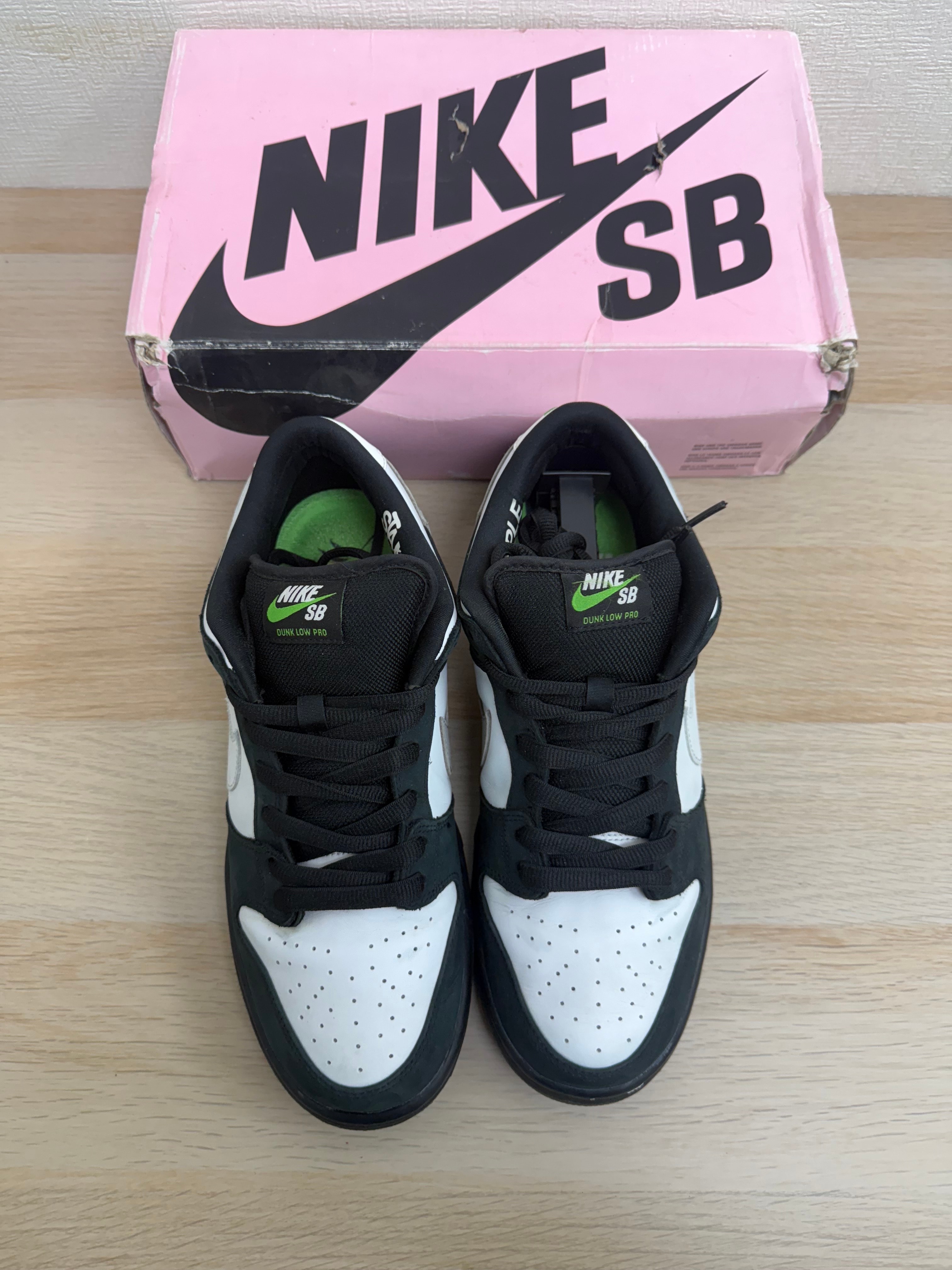 ステイプル × ナイキ SB ダンク ロー "ピジョン ブラック/ホワイト"