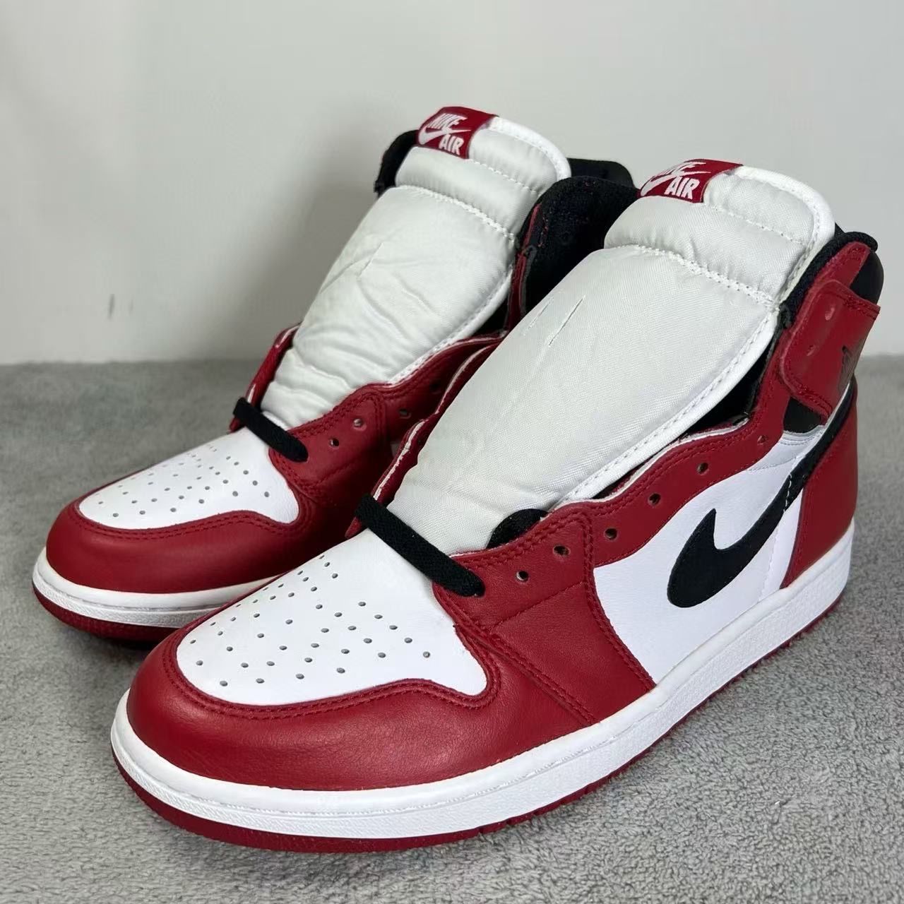 Nike Air Jordan 1 Retro High "Chicago" (2015)