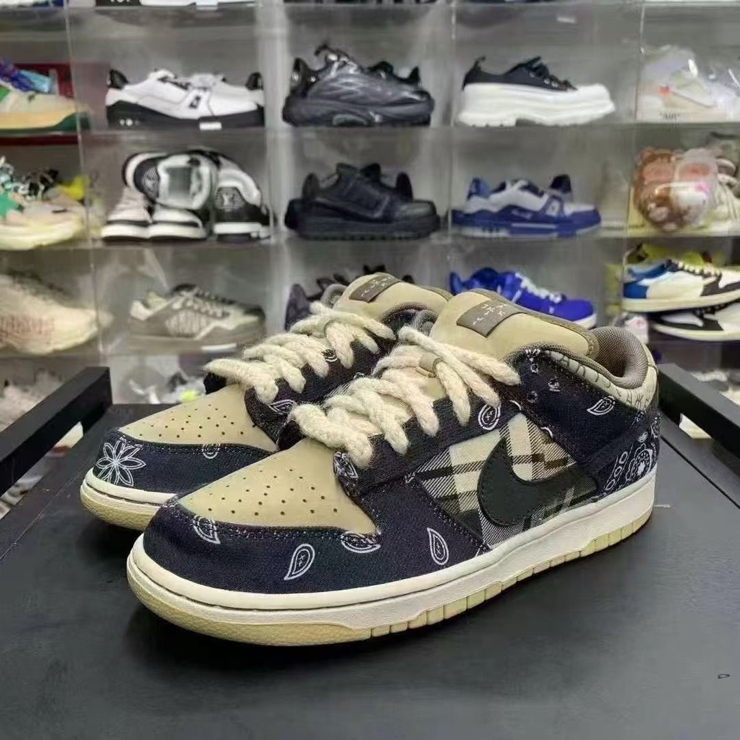 Travis Scott × Nike SB Dunk Low "Black/Parachute Beige"