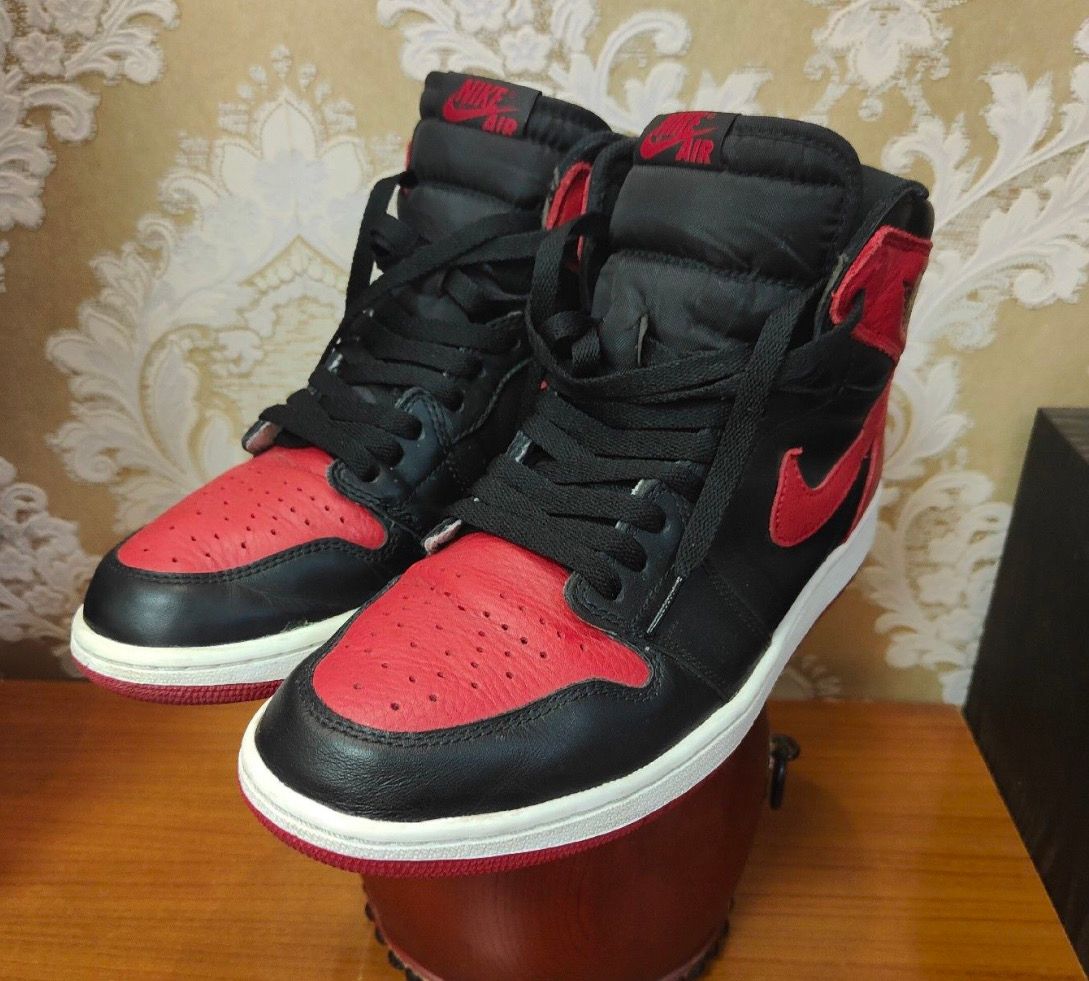 Nike Air Jordan 1 Retro High OG "Bred/Banned" (2016)