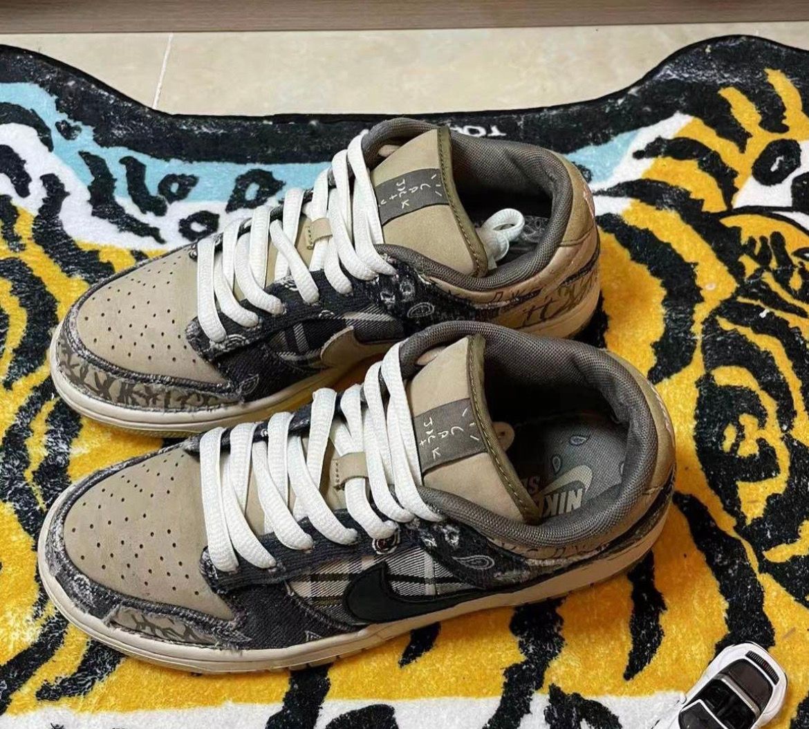 Travis Scott × Nike SB Dunk Low "Black/Parachute Beige"