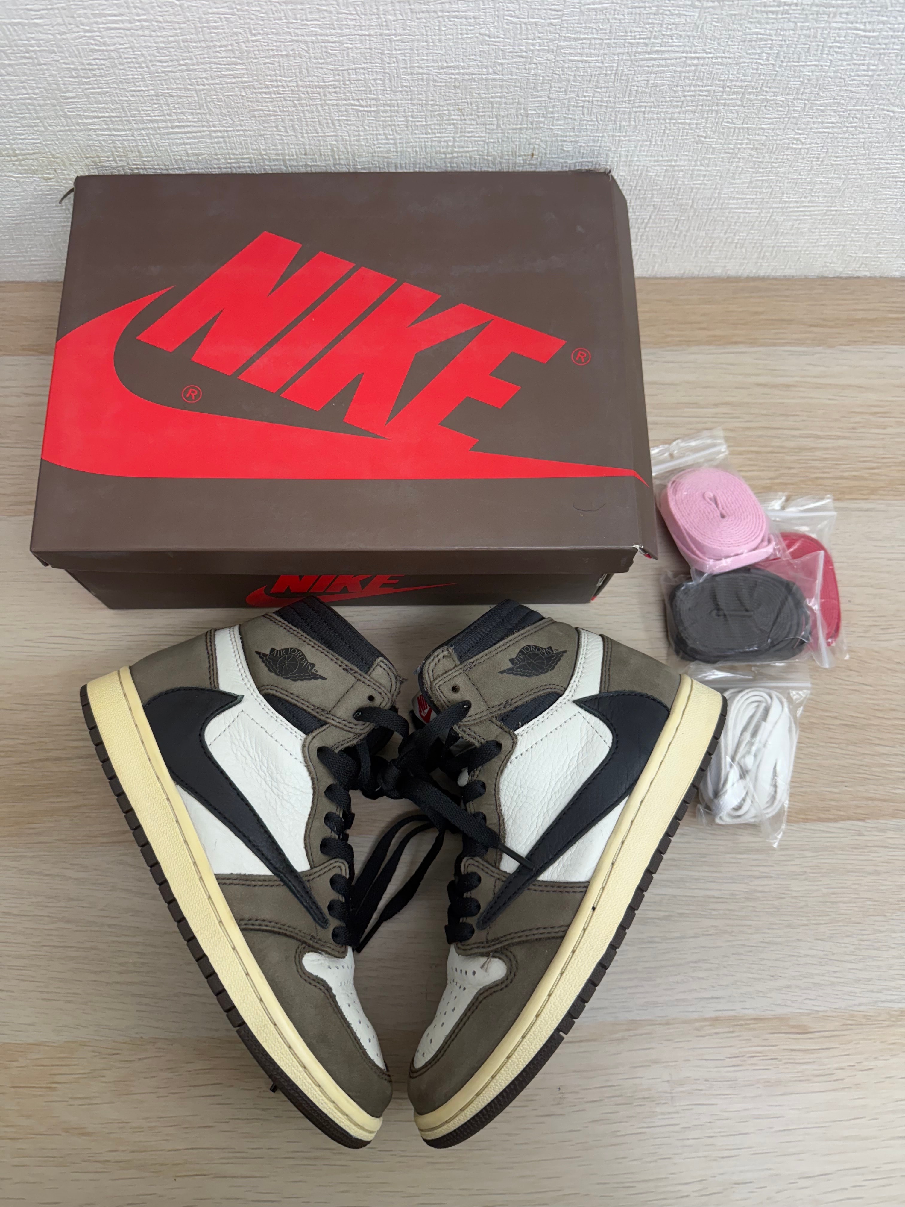 トラヴィススコット × ナイキ エアジョーダン1 レトロ ハイ OG TS SP "セイル/ダークモカ"