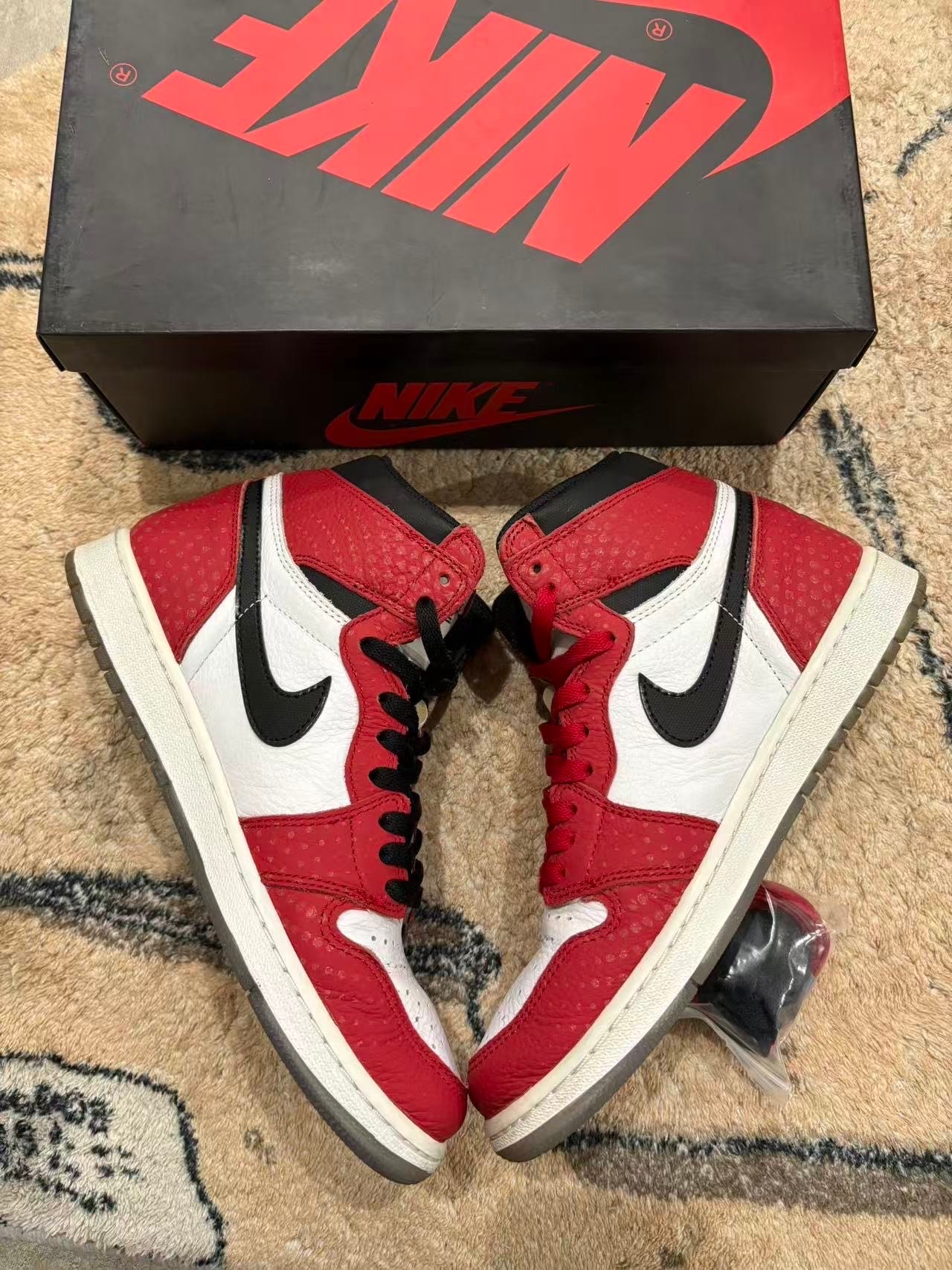 スパイダーマン × ナイキ エアジョーダン1 オリジンストーリー "ジムレッド/ホワイト/フォトブルー/ブラック"