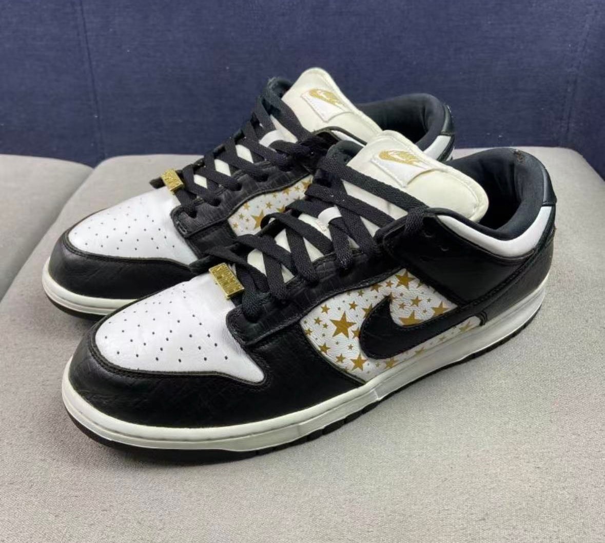 Supreme × Nike SB Dunk Low OG QS Gold Stars "White/Black"
