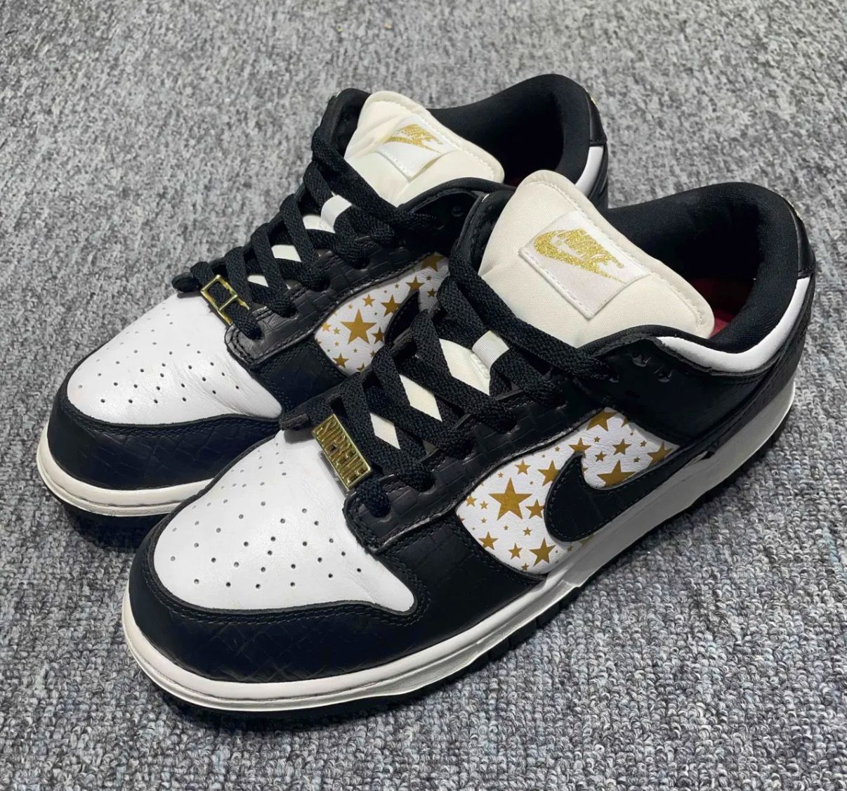 Supreme × Nike SB Dunk Low OG QS Gold Stars 