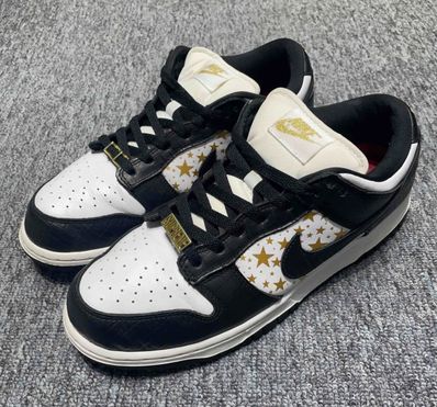 Supreme × Nike SB Dunk Low OG QS Gold Stars "White/Black"