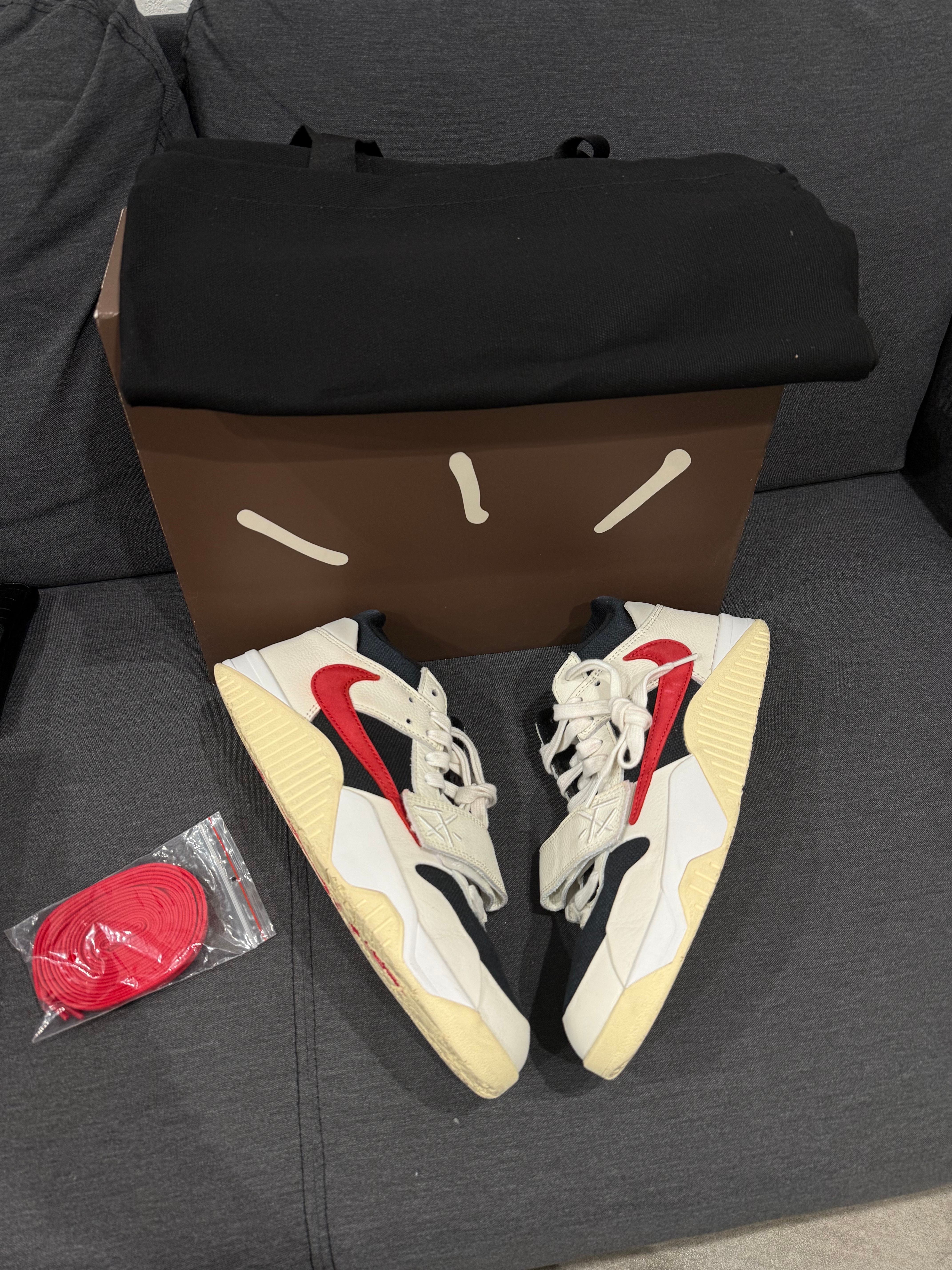 トラヴィススコット × ナイキ ジョーダン ジャンプマンジャック TR "ユニバーシティレッド"