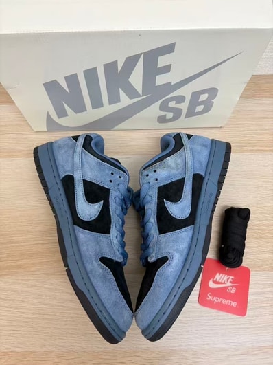 Supreme × Nike SB Dunk Low "Ocean Fog" (North America Exclusive) (25FW Week2)