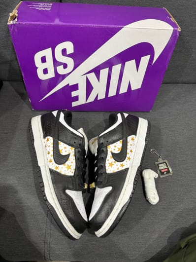 Supreme × Nike SB Dunk Low OG QS Gold Stars "White/Black"