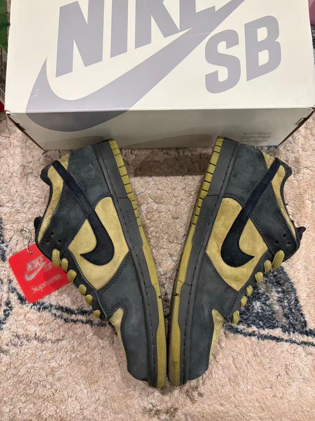 Supreme × Nike SB Dunk Low "Camper Green" (Asia Exclusive) (25FW Week2)