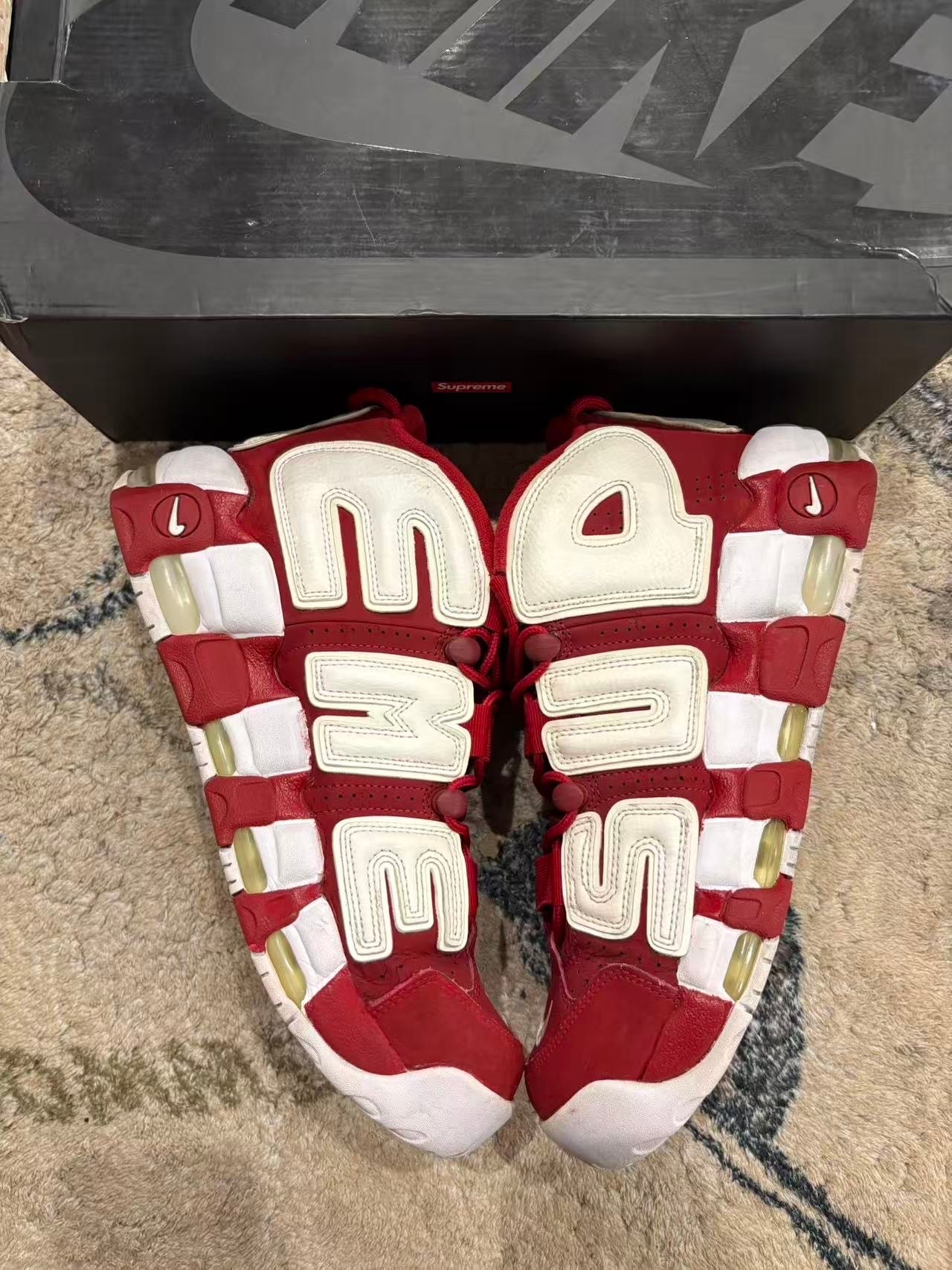 シュプリーム × ナイキ エアモアアップテンポ "ホワイト/レッド"