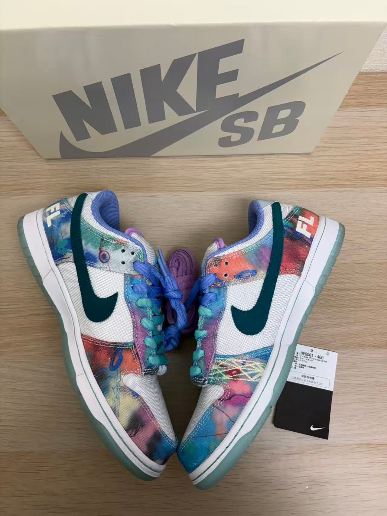 フューチュラ × ナイキ SB ダンク ロー "ホワイト アンド ジオードティール"