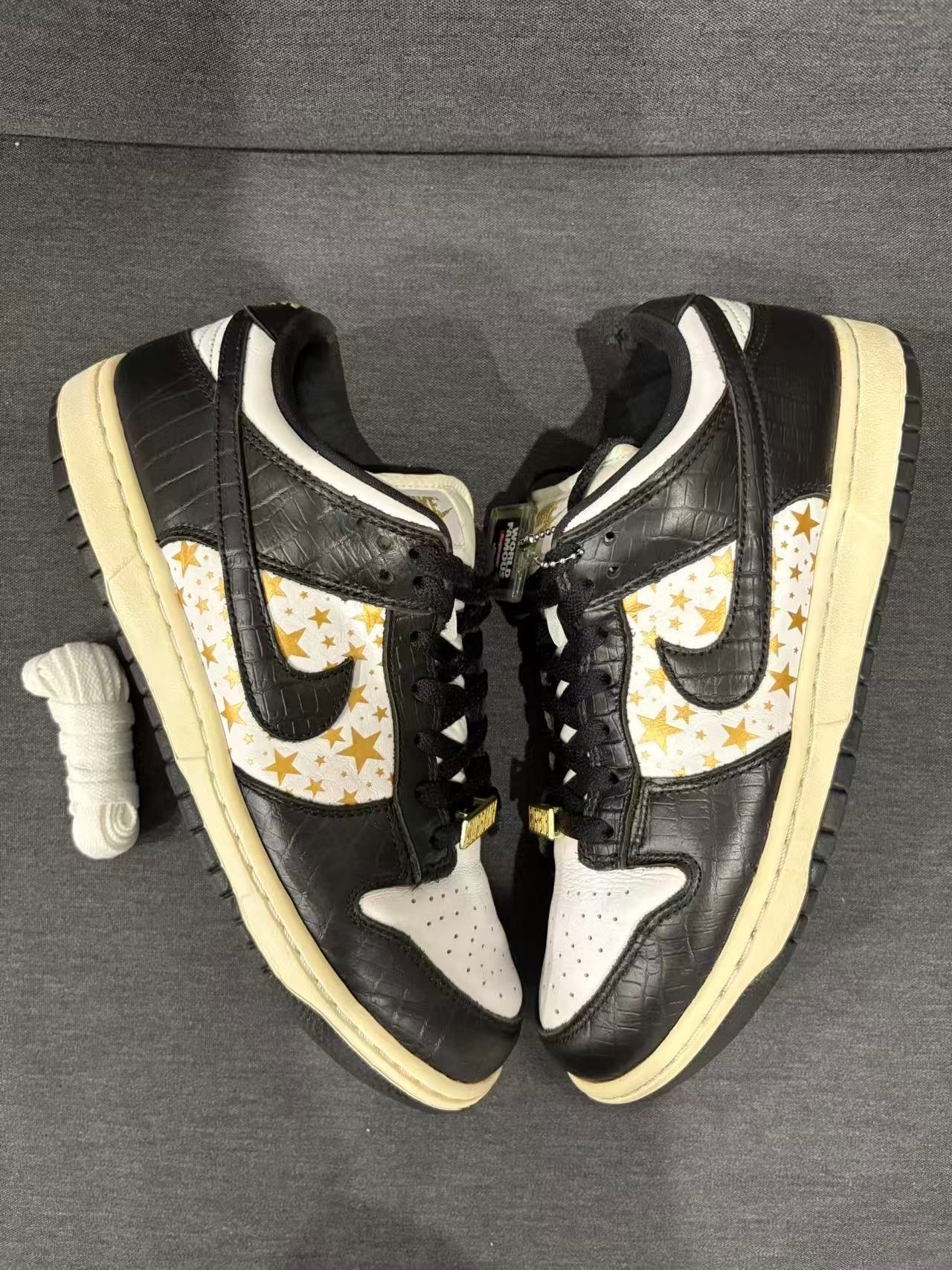 Supreme × Nike SB Dunk Low OG QS Gold Stars 