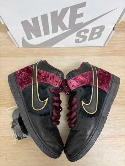 Nike SB Dunk High PRM "Bloody Sunday"