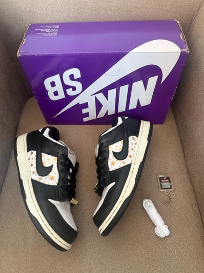 Supreme × Nike SB Dunk Low OG QS Gold Stars "White/Black"
