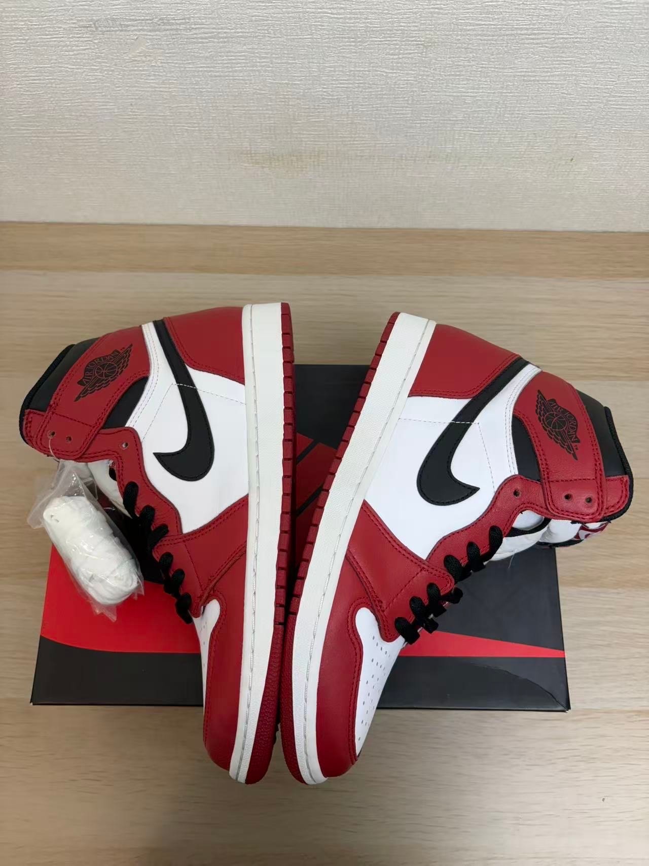 Nike Air Jordan 1 Retro High "Chicago" (2015)