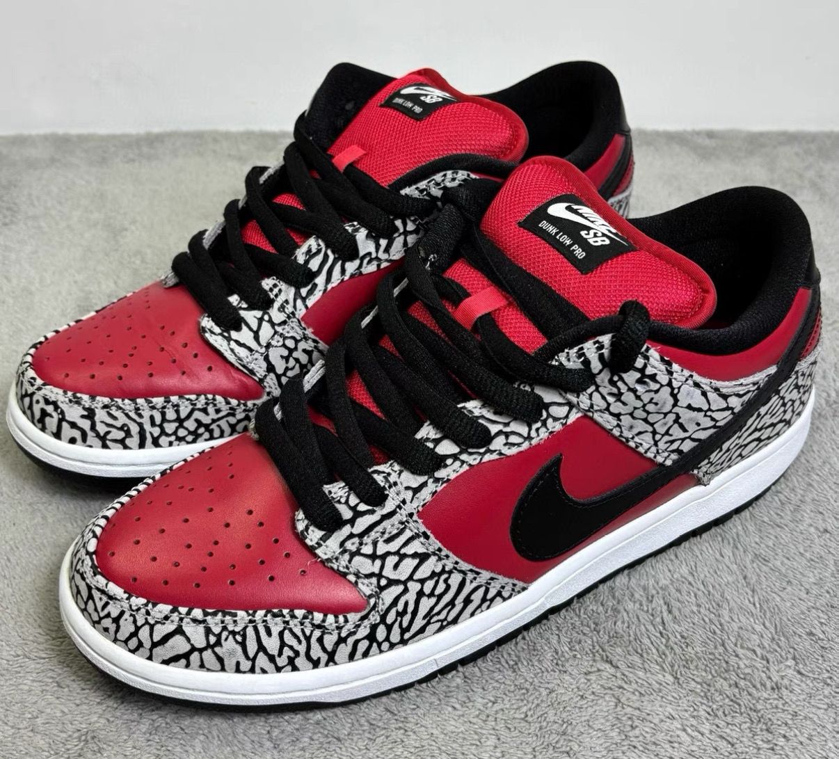 Supreme × Nike SB Dunk Low 