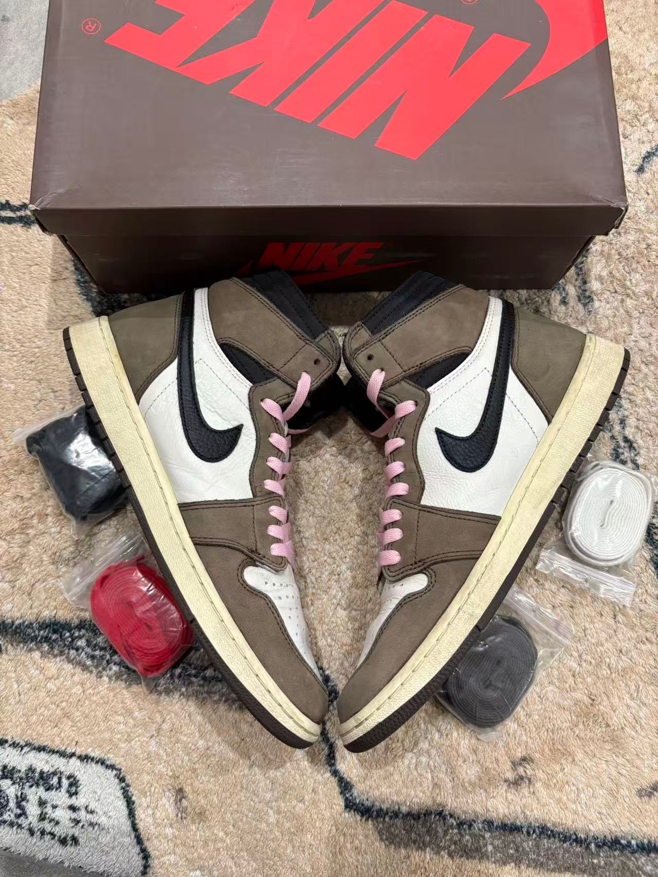 トラヴィススコット × ナイキ エアジョーダン1 レトロ ハイ OG TS SP "セイル/ダークモカ"