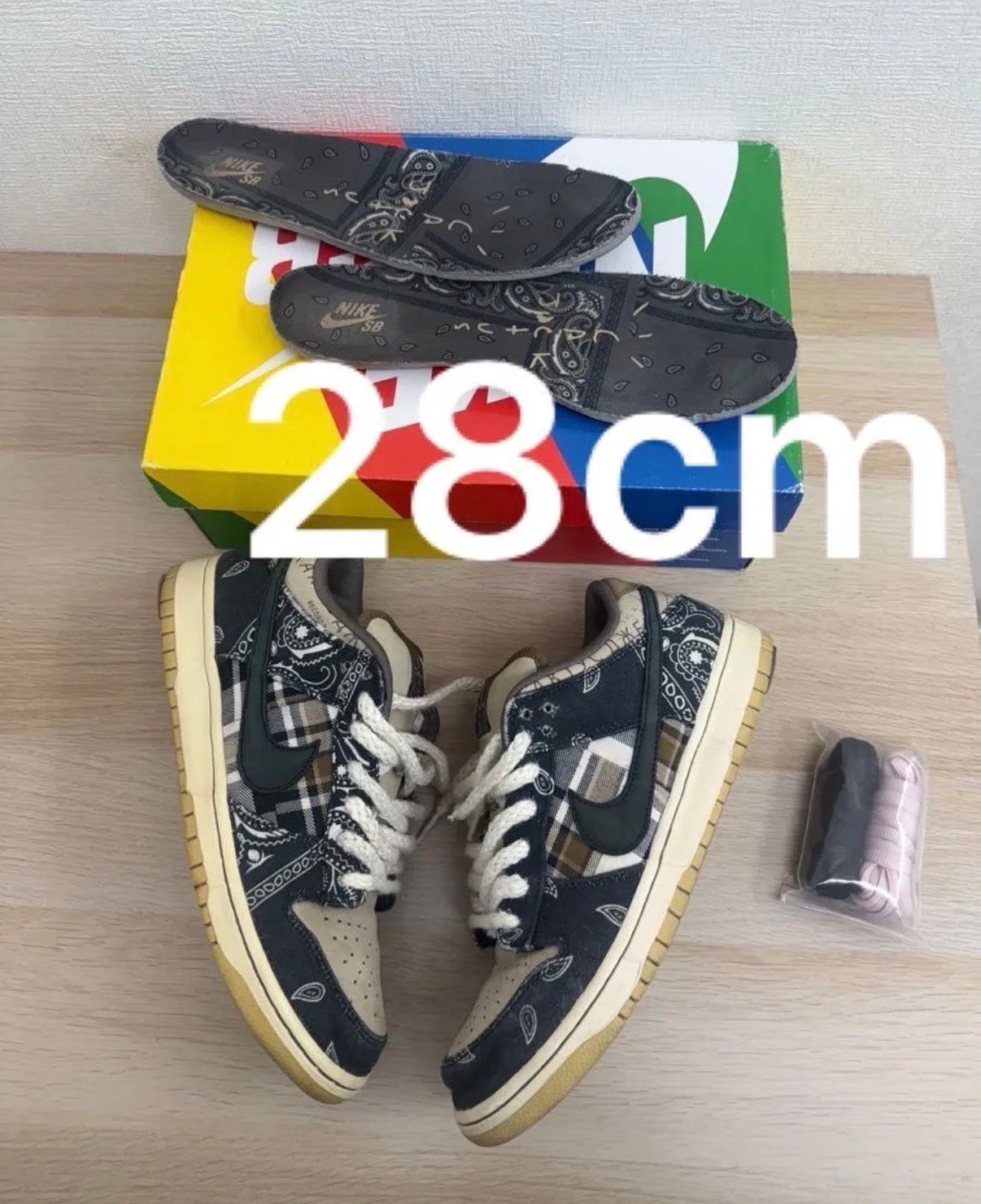 トラヴィススコット × ナイキ SB ダンク ロー "ブラック/パラシュートベージュ"