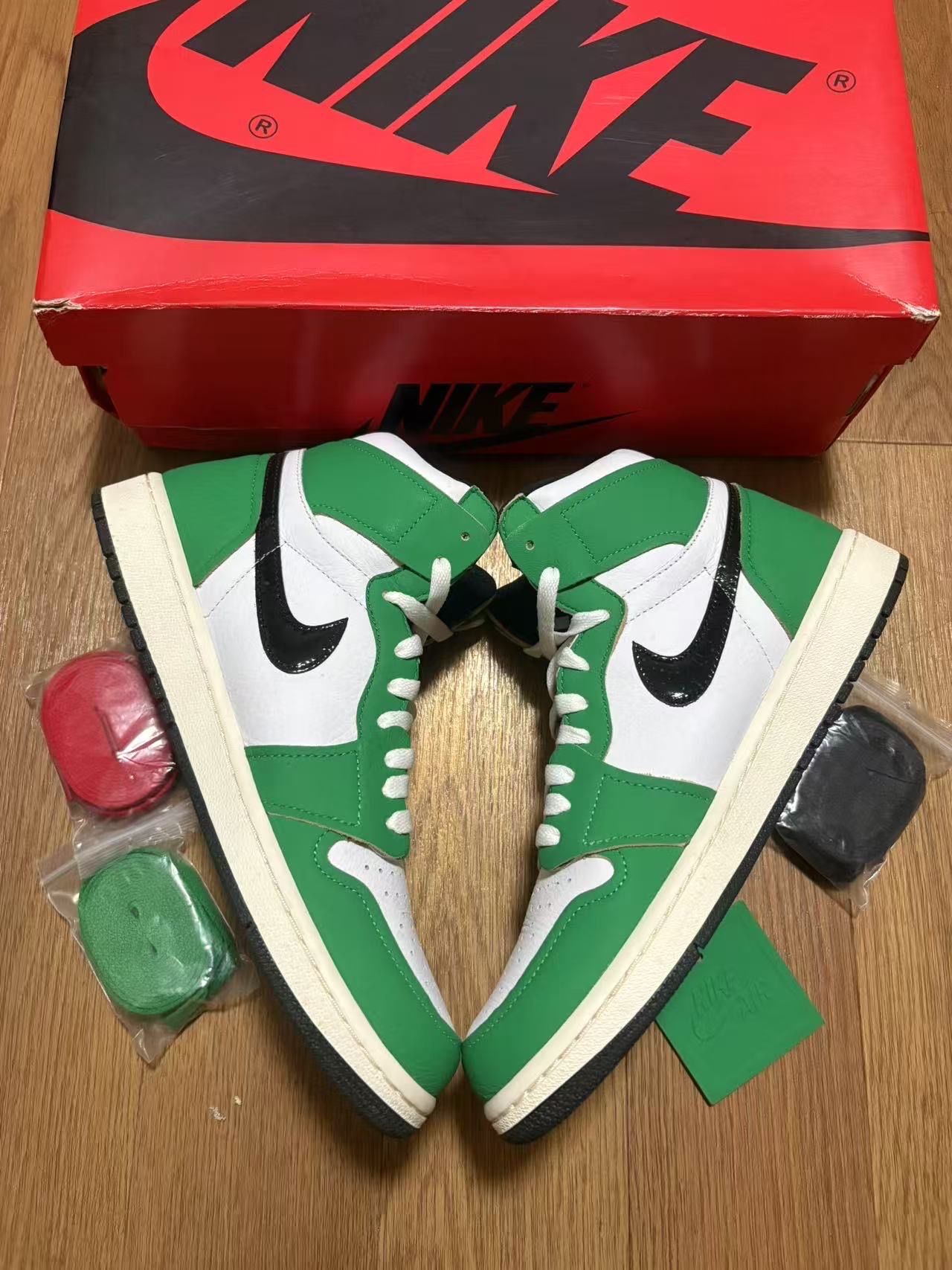 Nike Women's Air Jordan 1 High OG "Lucky Green/White-Sail-Black"