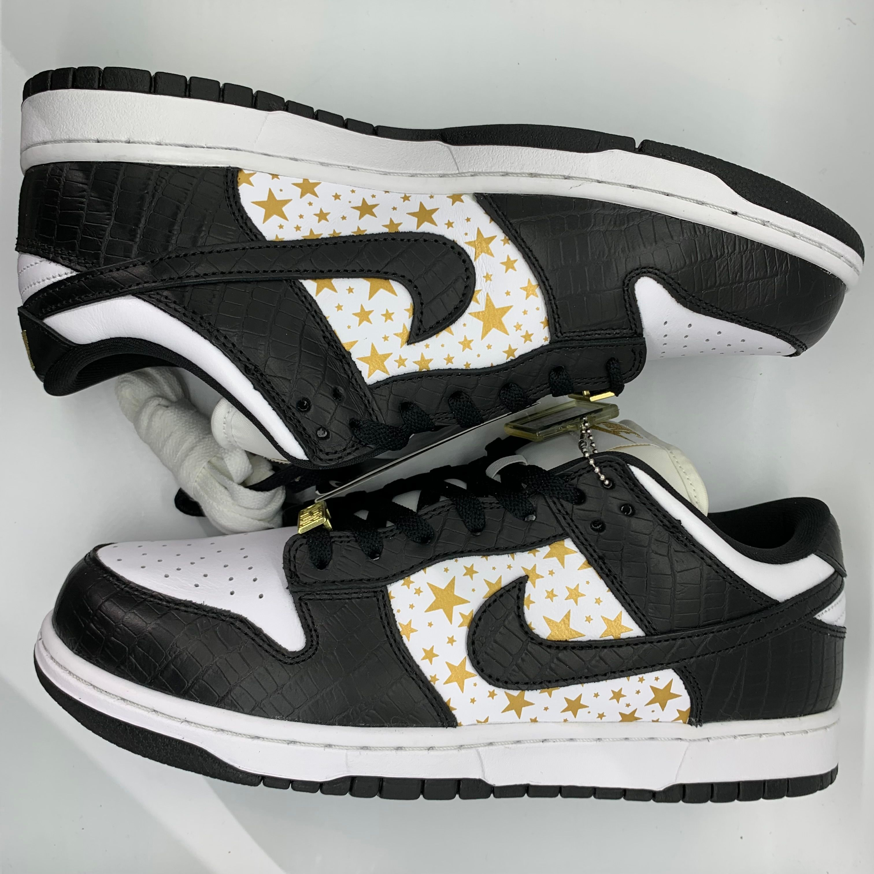 Supreme × Nike SB Dunk Low OG QS Gold Stars "White/Black"