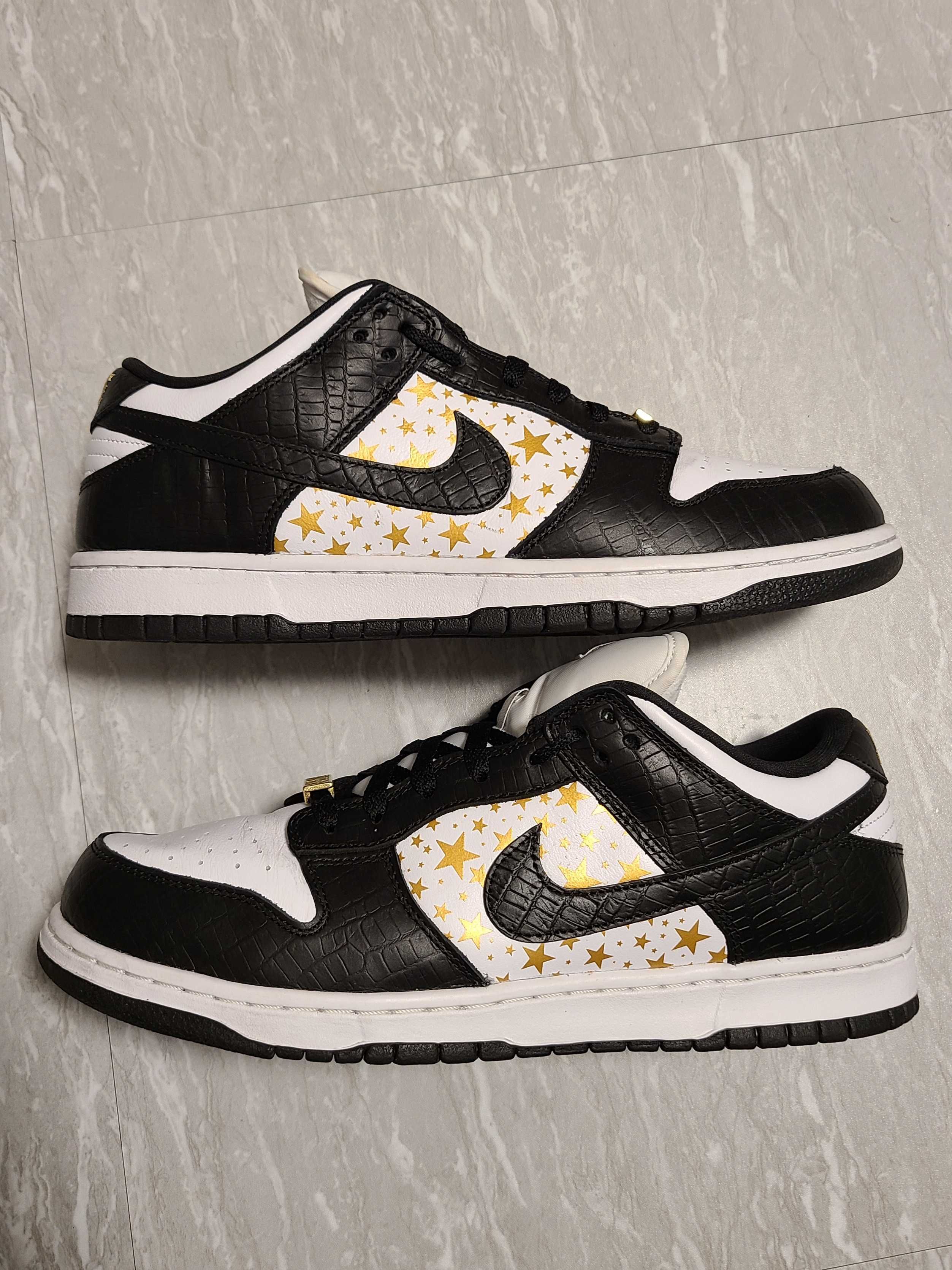 Supreme × Nike SB Dunk Low OG QS Gold Stars "White/Black"